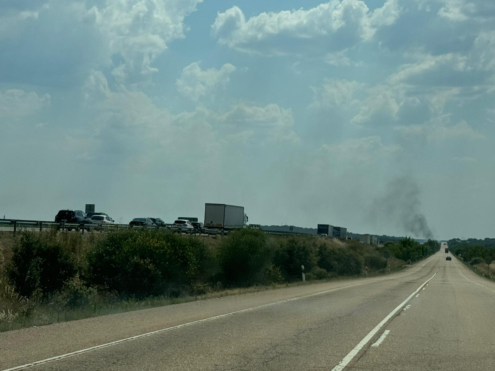 Retenciones por el incendio de un camión con pacas en la A-62 en Aldehuela de la Bóveda. Fotos S24H