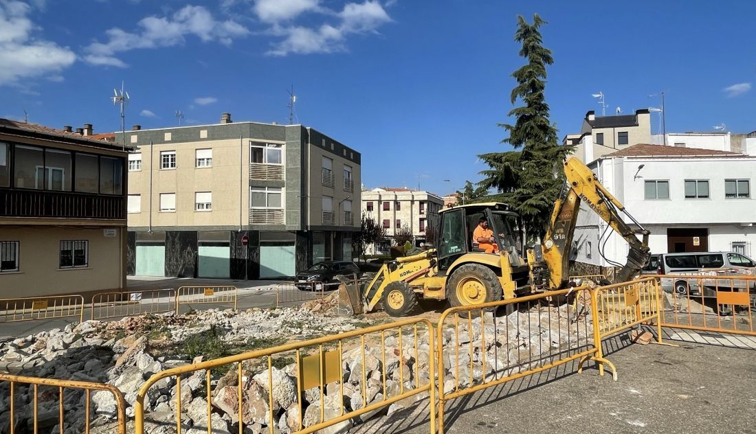 Obras en la Plaza La Cilla, nuevo nombre de la Plaza José Antonio de Carbajosa. ARCHIVO 