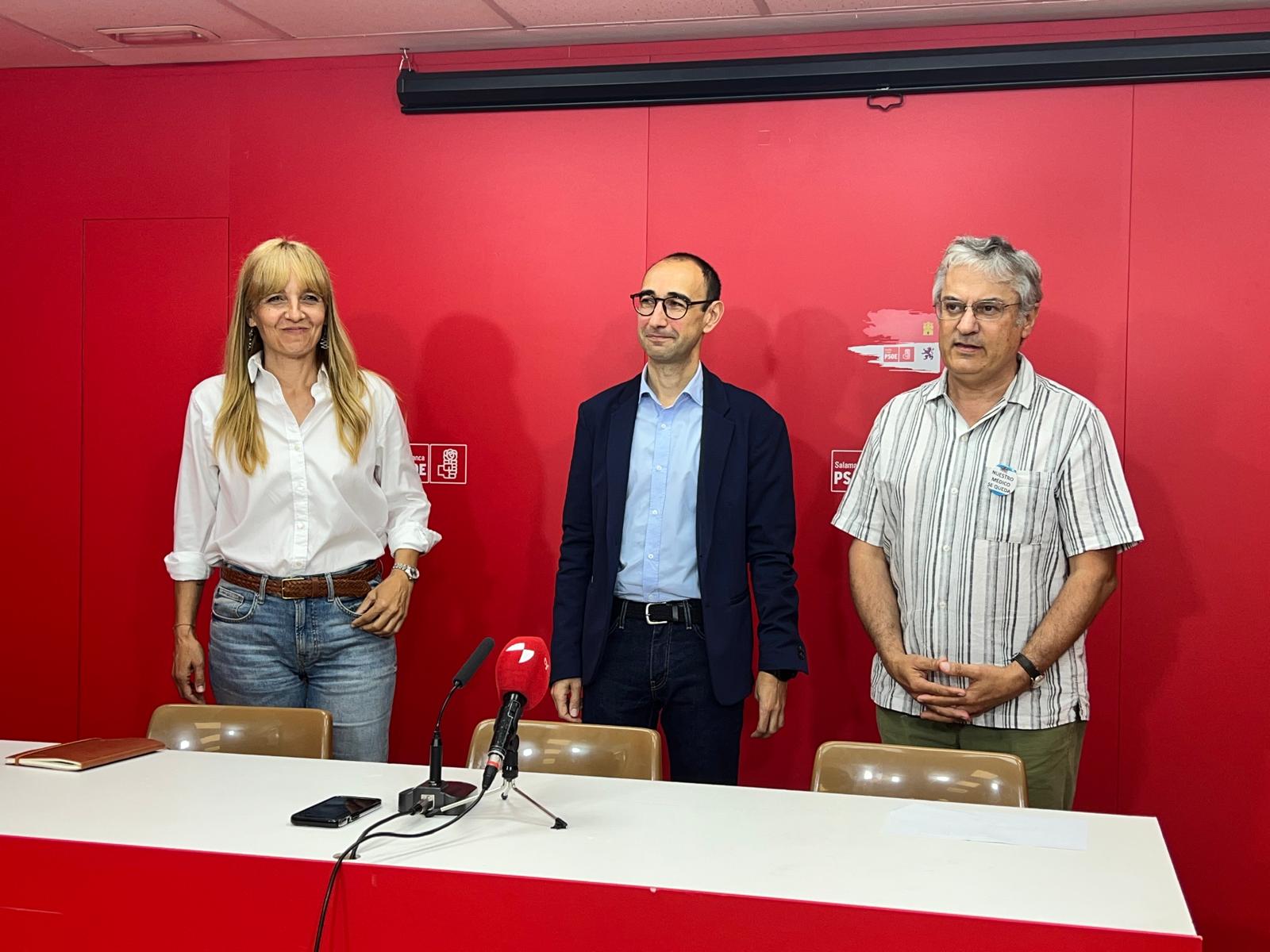 El secretario general del PSOE de Salamanca, David Serrada, el secretario de política municipal y portavoz en la Diputación, Fernando Rubio y la portavoz del PSOE en el ayuntamiento de Ledesma, Patricia Martín en una rueda de prensa. Foto S24H