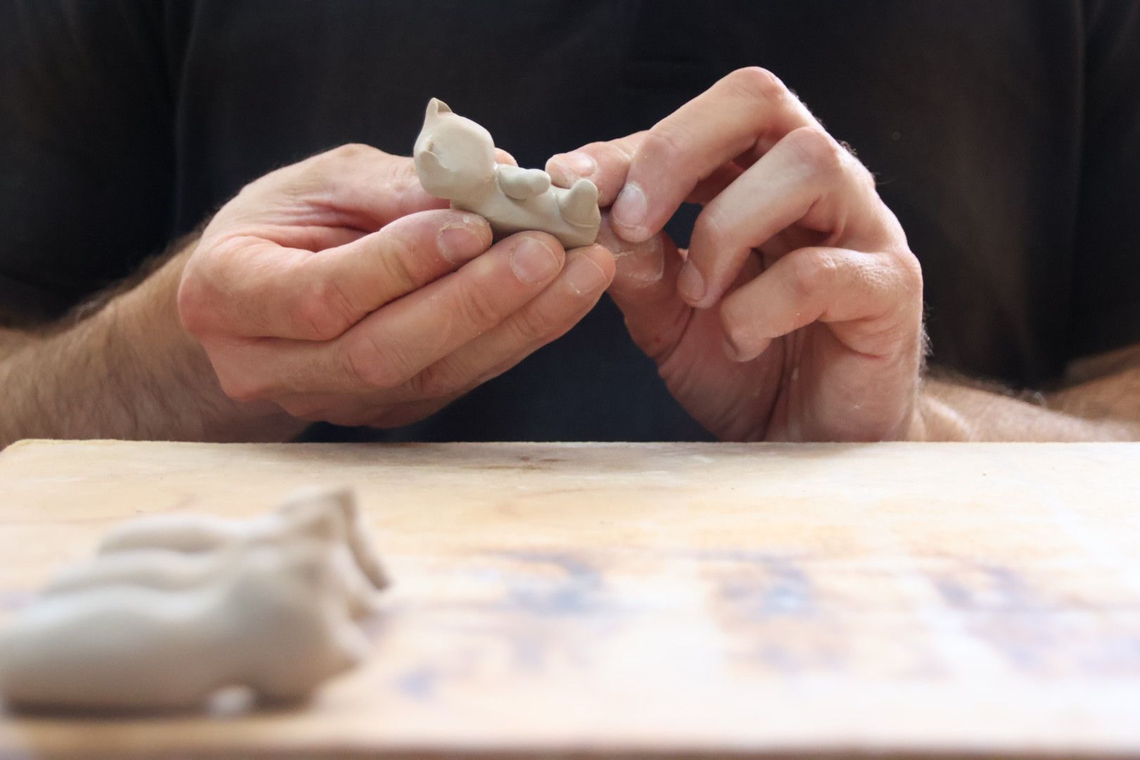 El alfarero Íñigo Dueñas realizando una gato en miniatura de cerámica. Foto Andrea M.