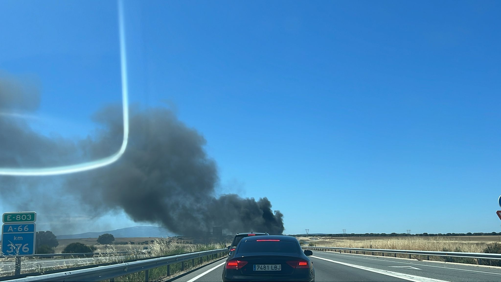 Una furgoneta es devorada por las llamas tras estropearse el motor en La Maya