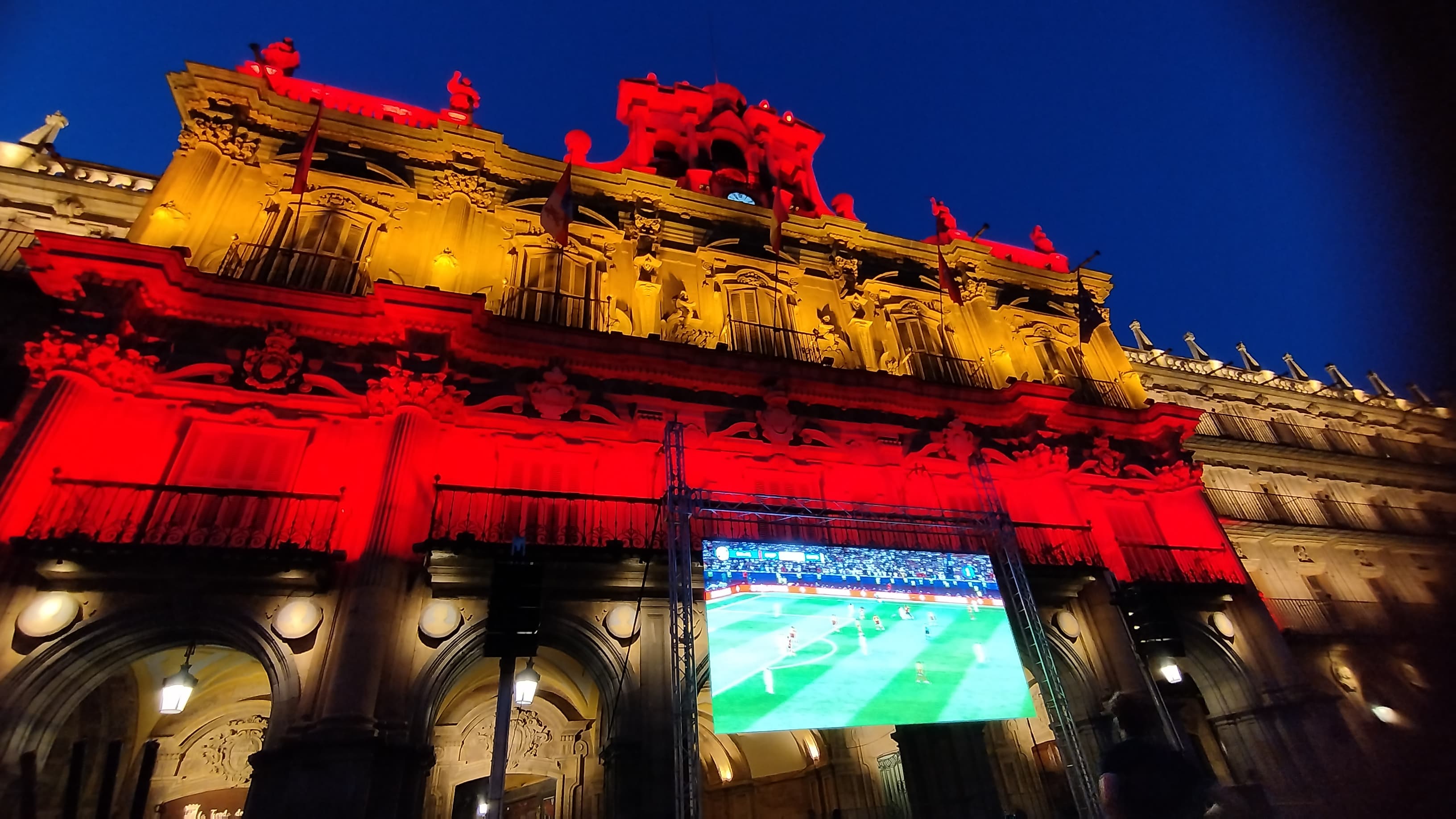 La Plaza Mayor de Salamanca iluminada con los colores de la bandera en el final de la Eurocopa 2024