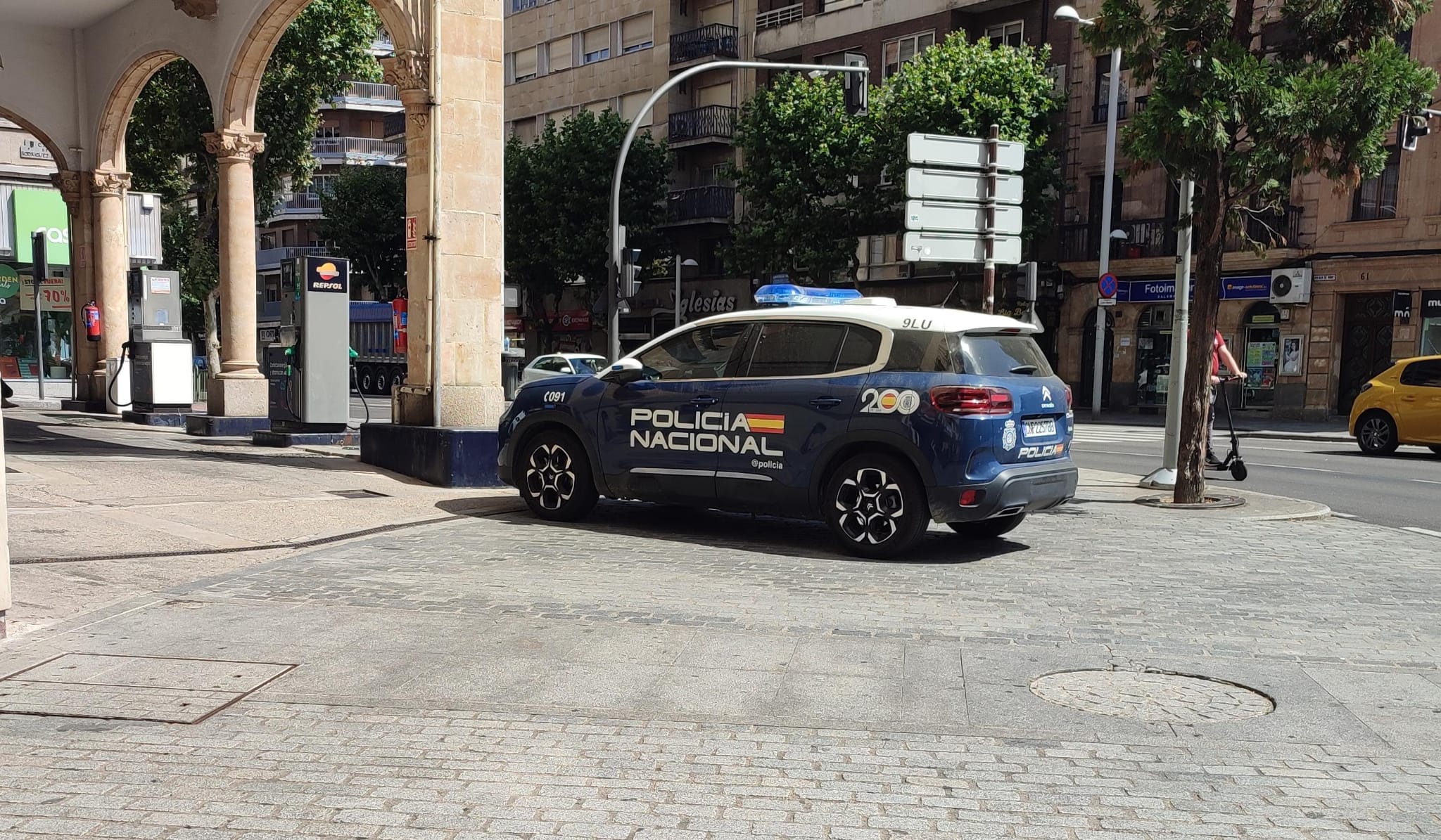 Policía Nacional en la avenida de Mirat. Gasolinera. Archivo