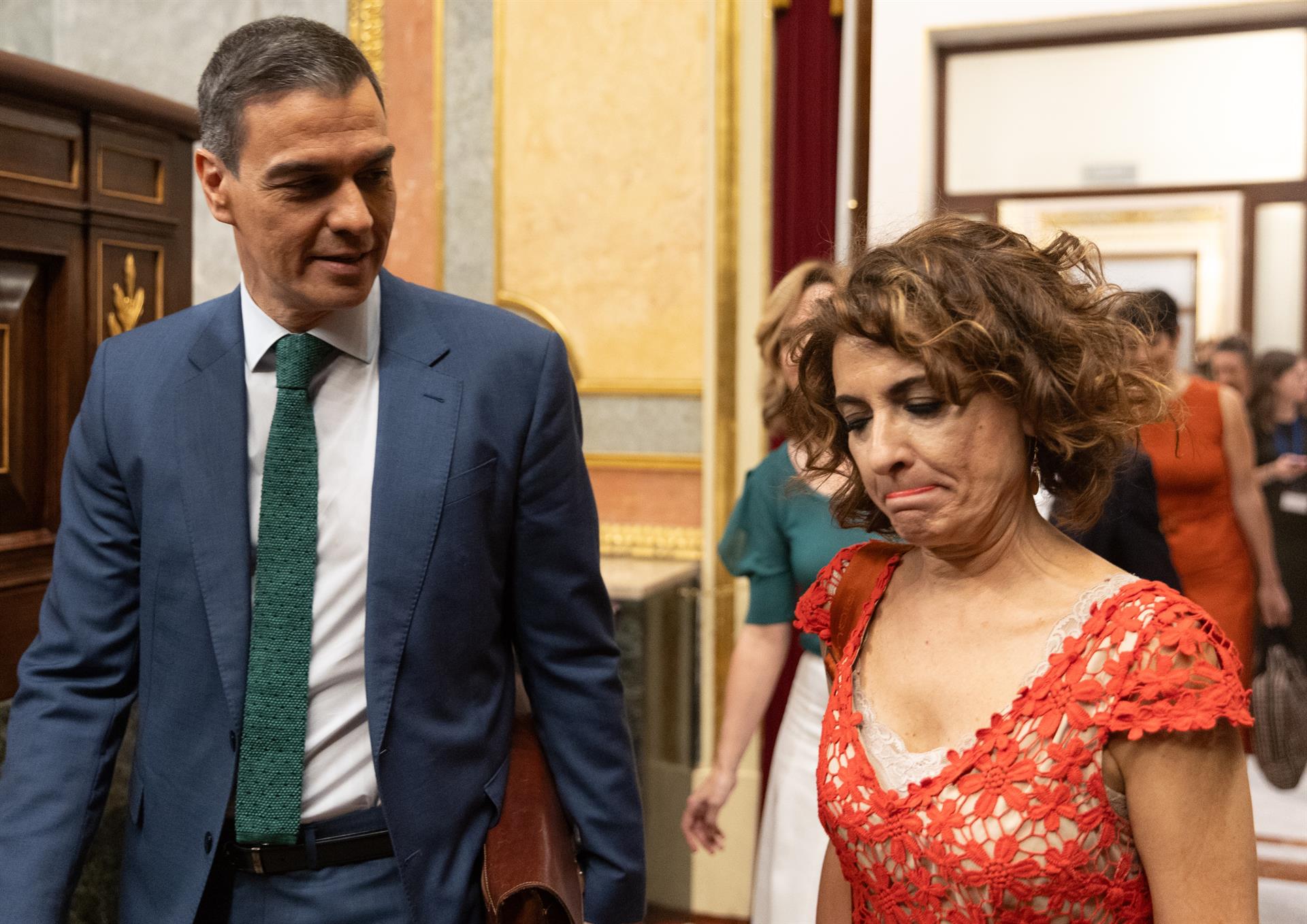 El presidente del Gobierno, Pedro Sánchez, y la vicepresidenta primera y ministra de Hacienda, María Jesús Montero, conversan a su llegada a una sesión extraordinaria en el Congreso de los Diputados, a 17 de julio de 2024, en Madrid (España). - Eduardo Parra - Europa Press