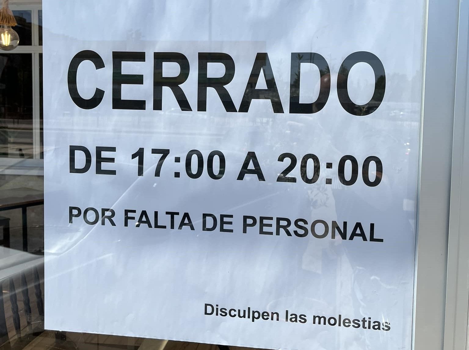 Cartel de cerrado por falta de personal colocado en el restaurante