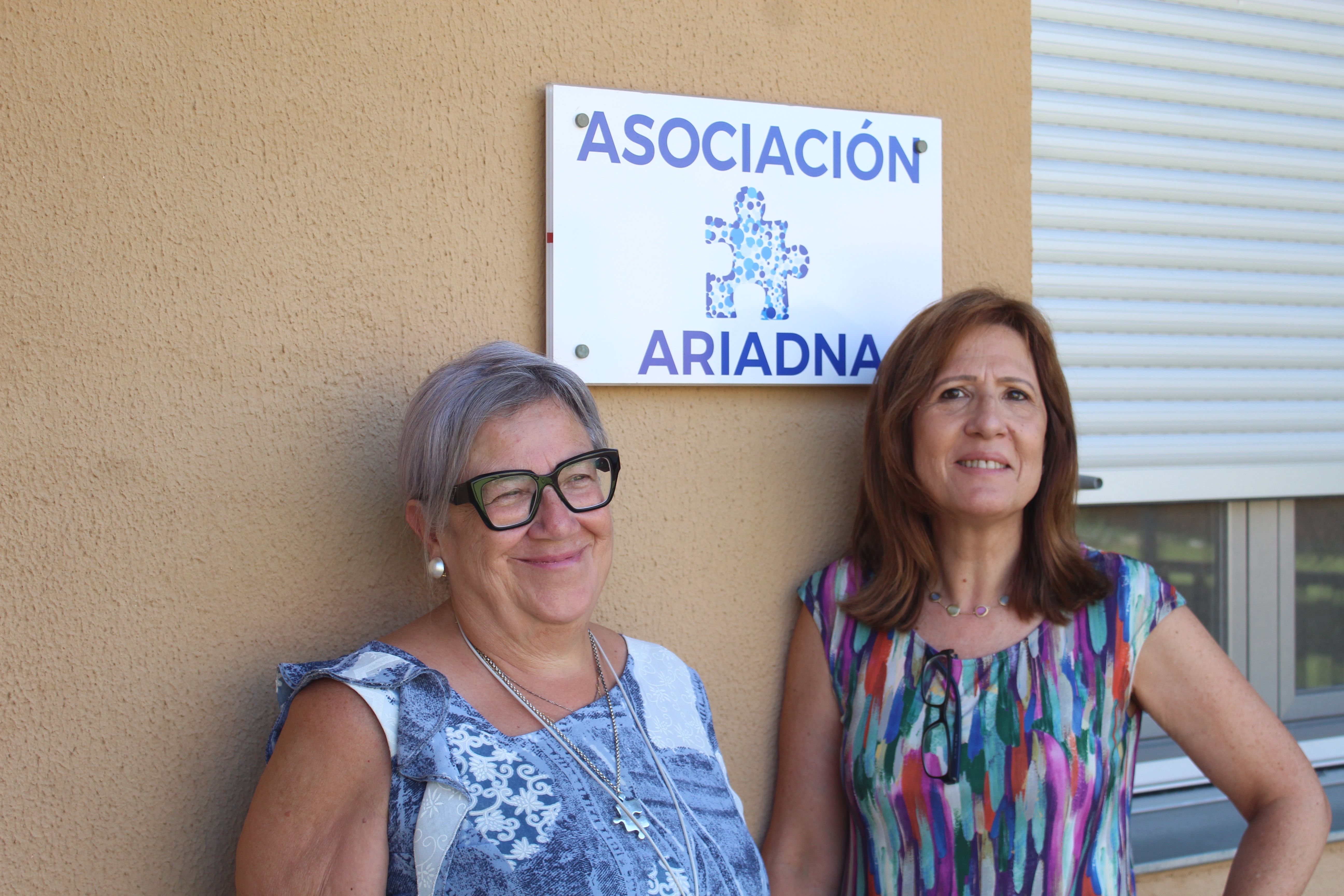 Carmen Calvo, presidenta de la Asociación Ariadna junto a María Ángeles Beltrán, directora del centro de día y psicóloga