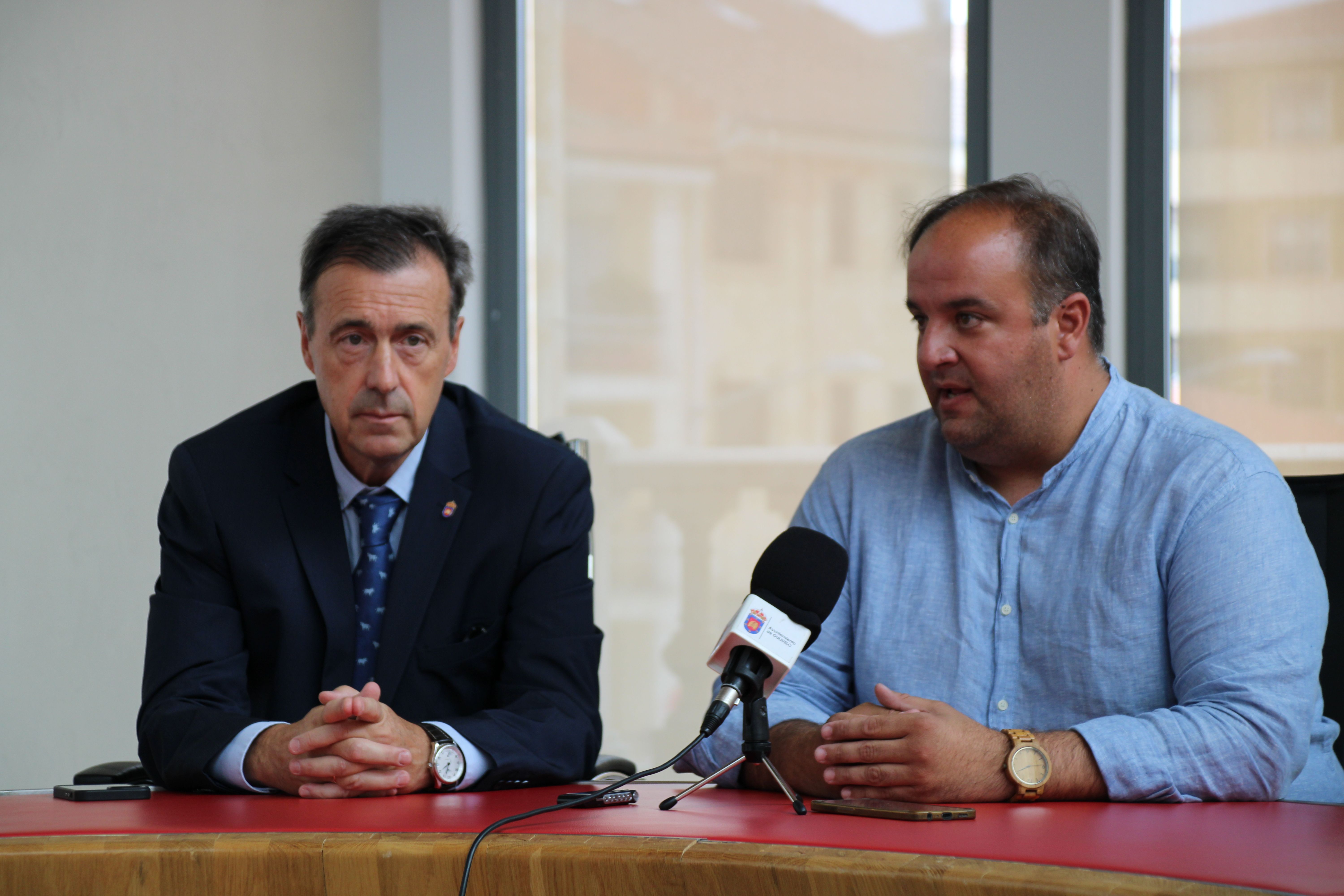 José María Blázquez Rodilla, pregonero de las fiestas de Guijuelo, junto al alcalde, Roberto Martín