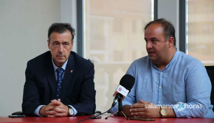 José María Blázquez Rodilla, pregonero de las fiestas de Guijuelo, junto al alcalde, Roberto Martín