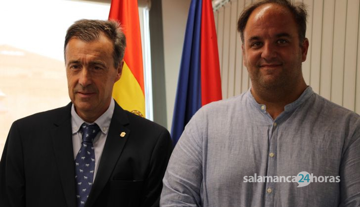 José María Blázquez Rodilla, pregonero de las fiestas de Guijuelo, junto al alcalde, Roberto Martín