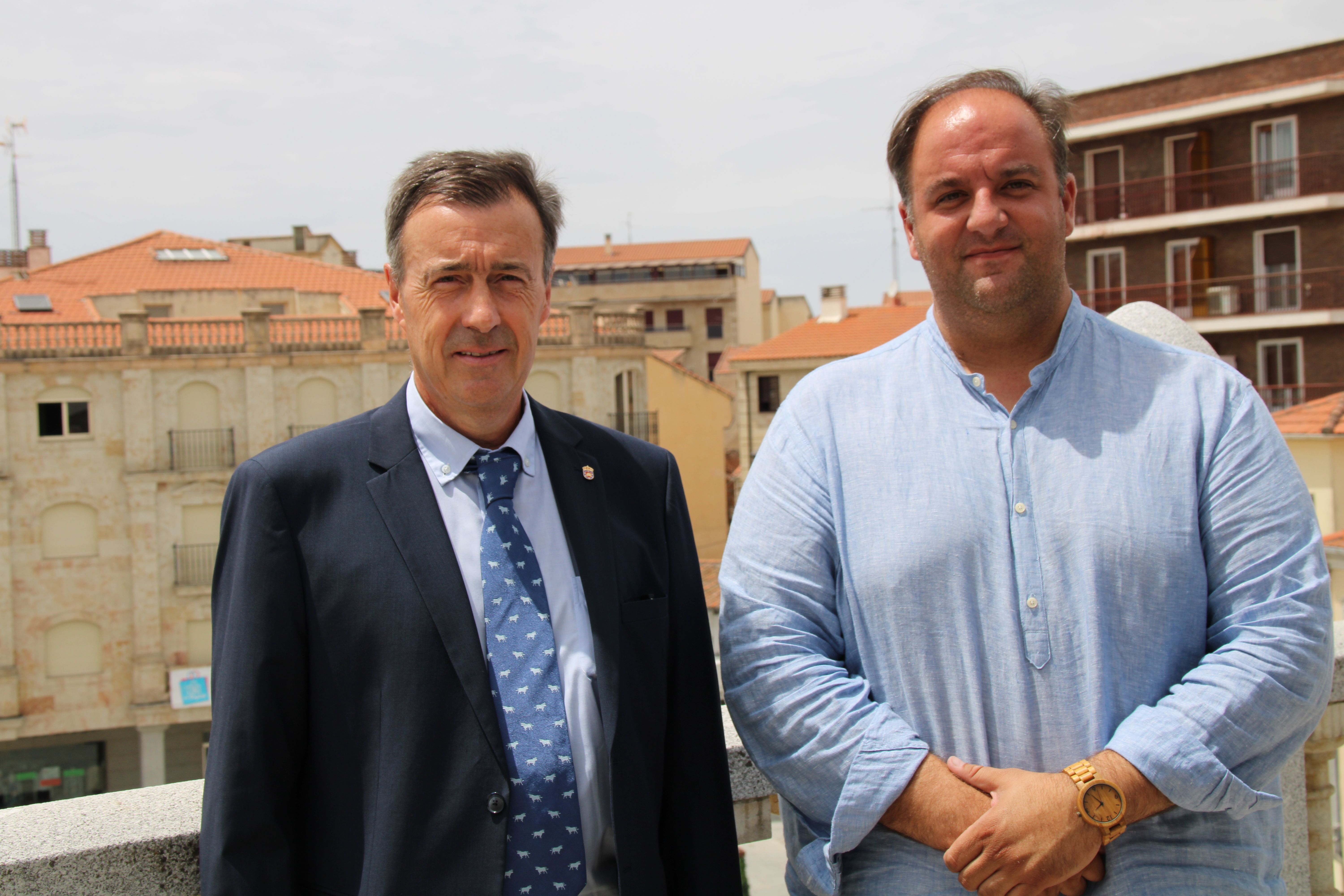 José María Blázquez Rodilla, pregonero de las fiestas de Guijuelo, junto al alcalde, Roberto Martín