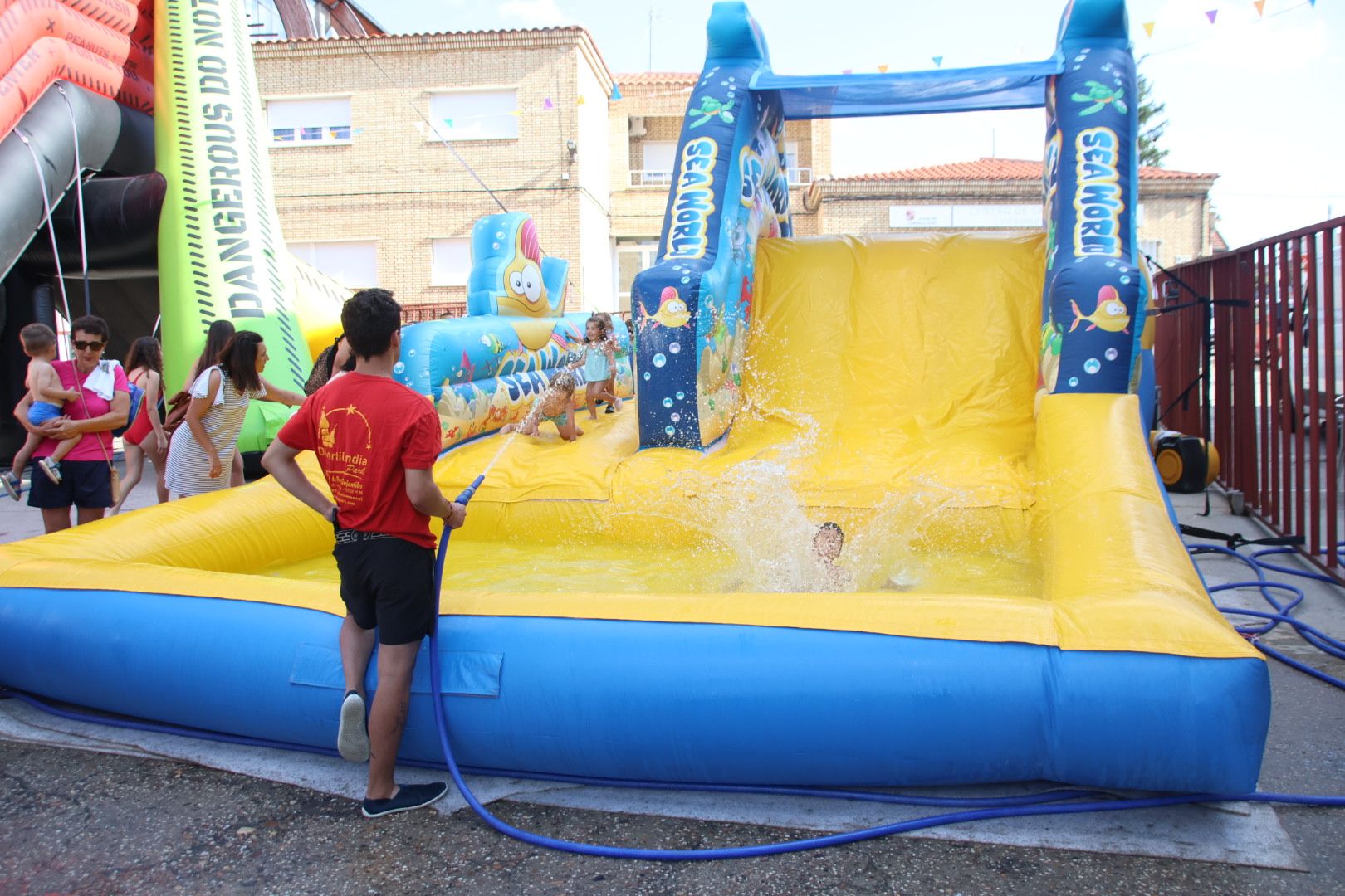 Megatobogán y parque acuático 