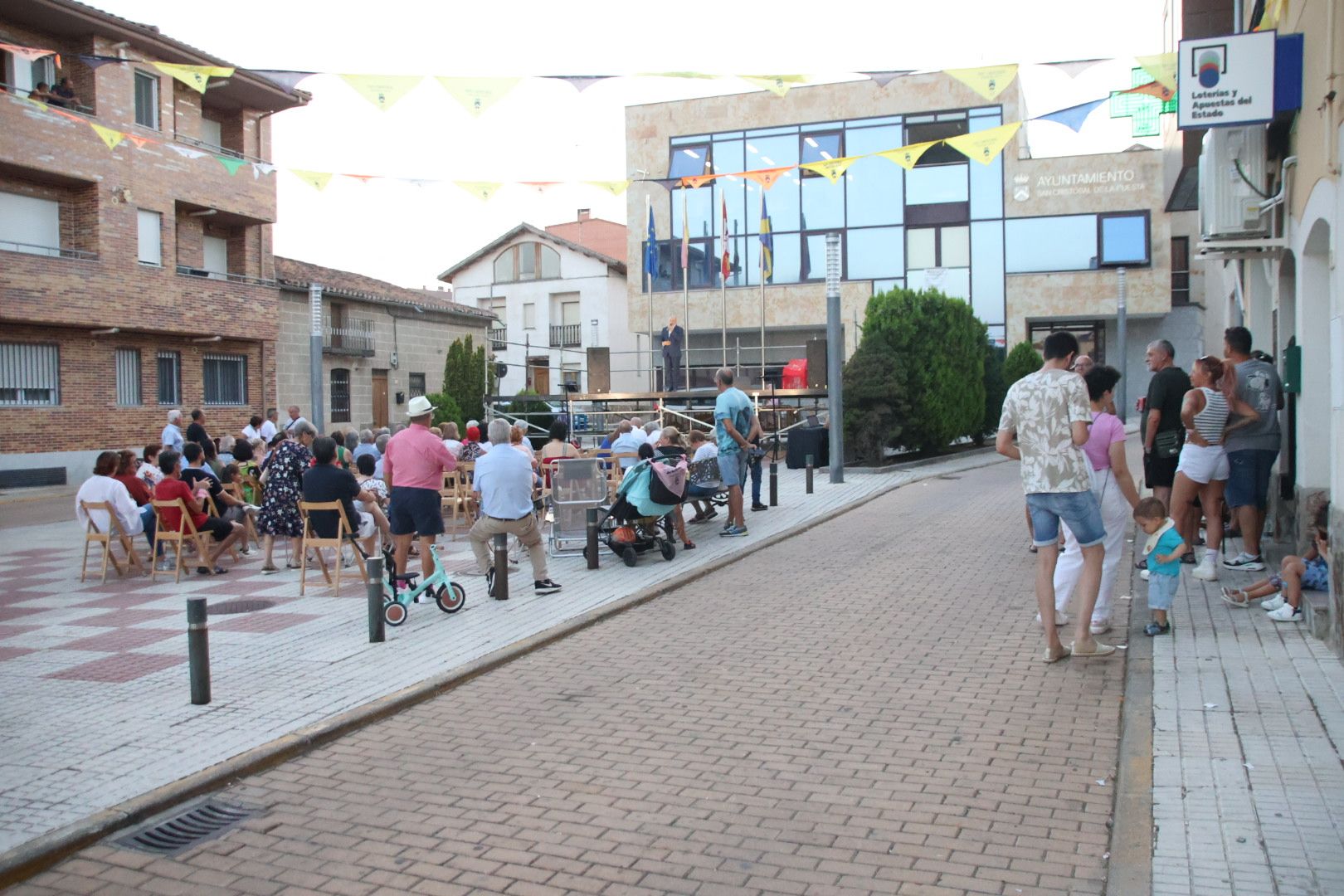 Tradicional merienda en homenaje a nuestros mayores  y coplas