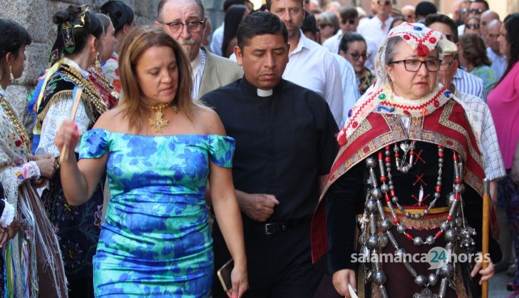 Salida de los danzarines y corporación municipal para recoger al cura.