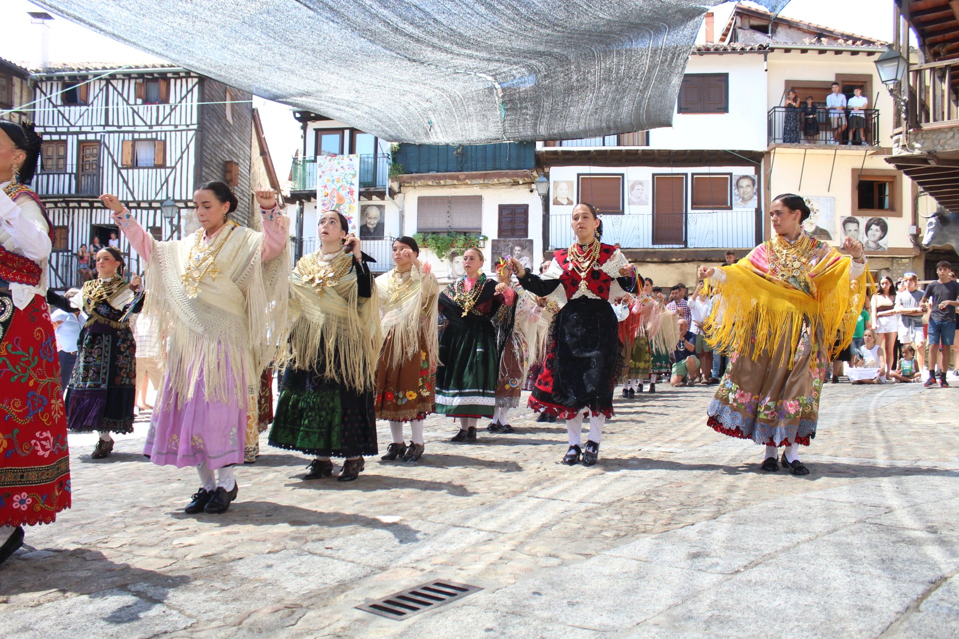 Procesión y ofertorio en Mogarraz