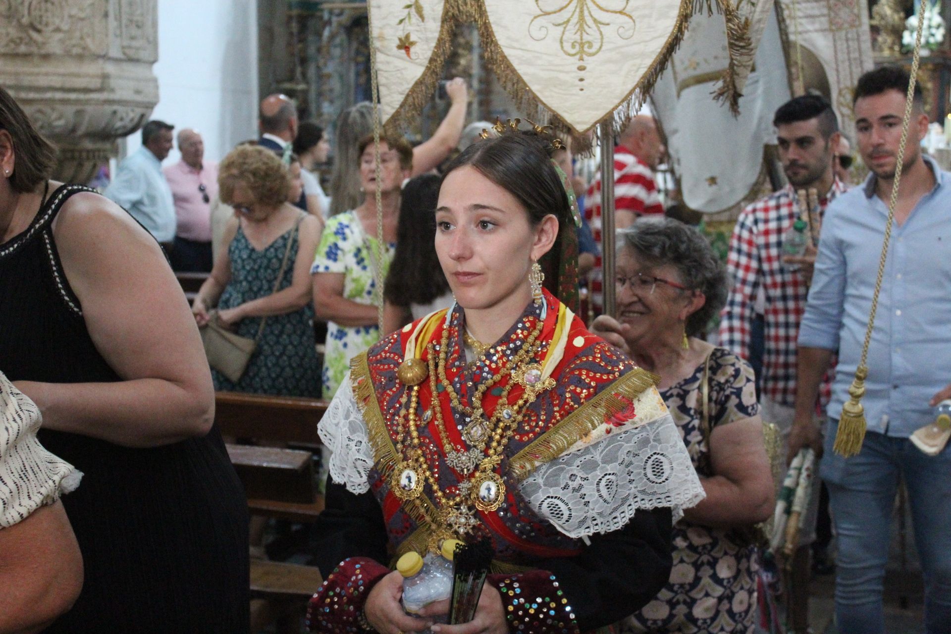 Procesión y ofertorio en Mogarraz