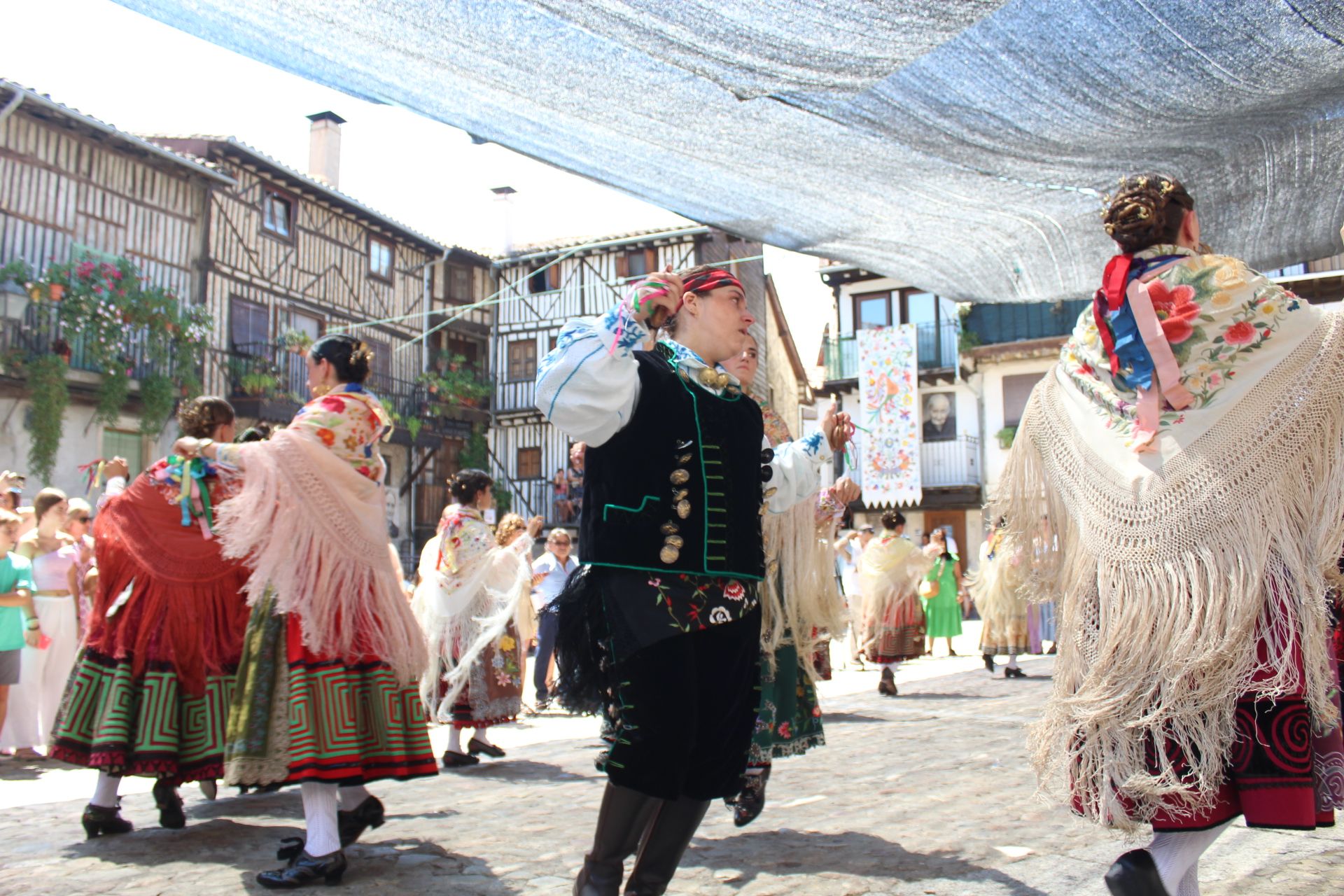 Procesión y ofertorio en Mogarraz