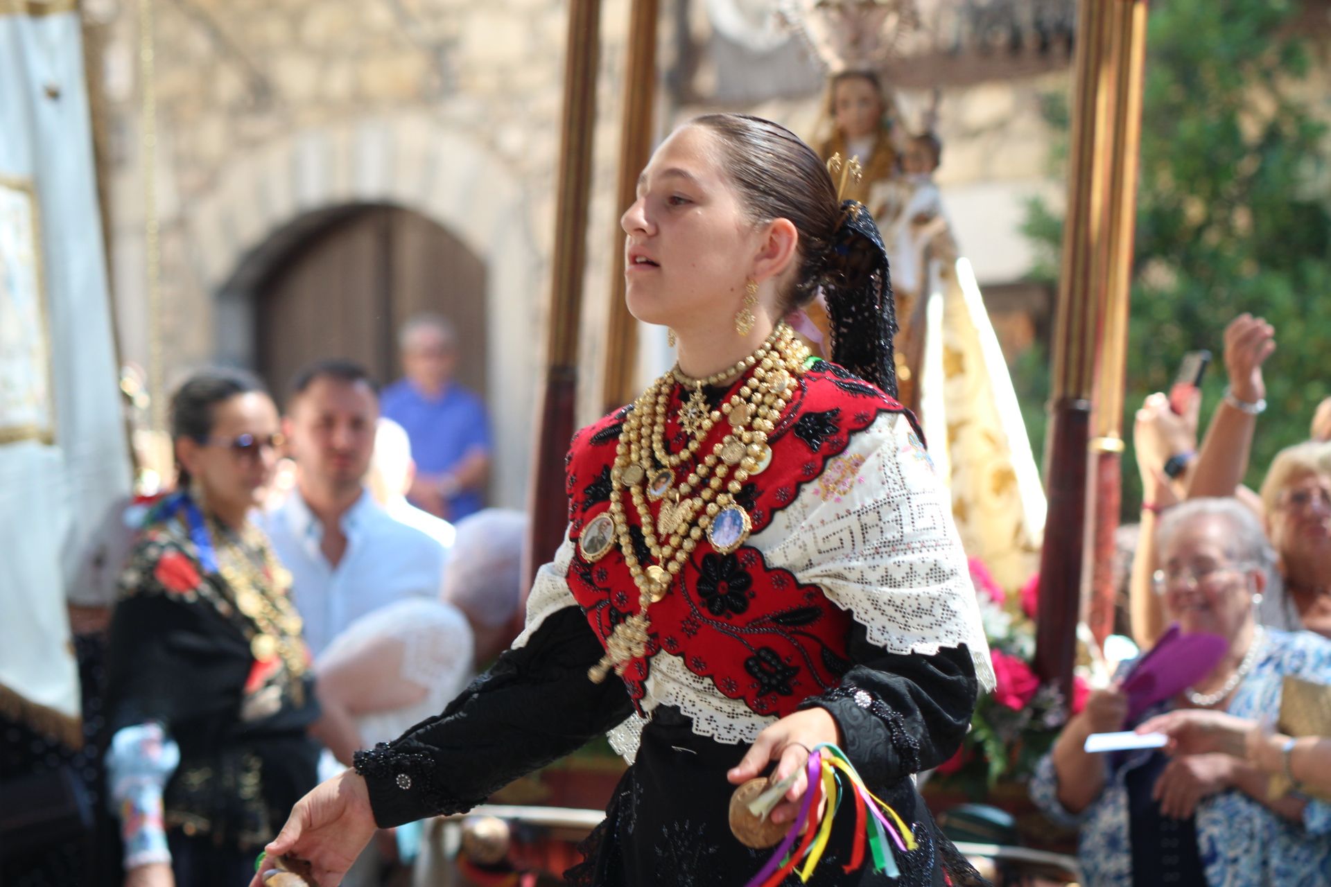 Procesión y ofertorio en Mogarraz