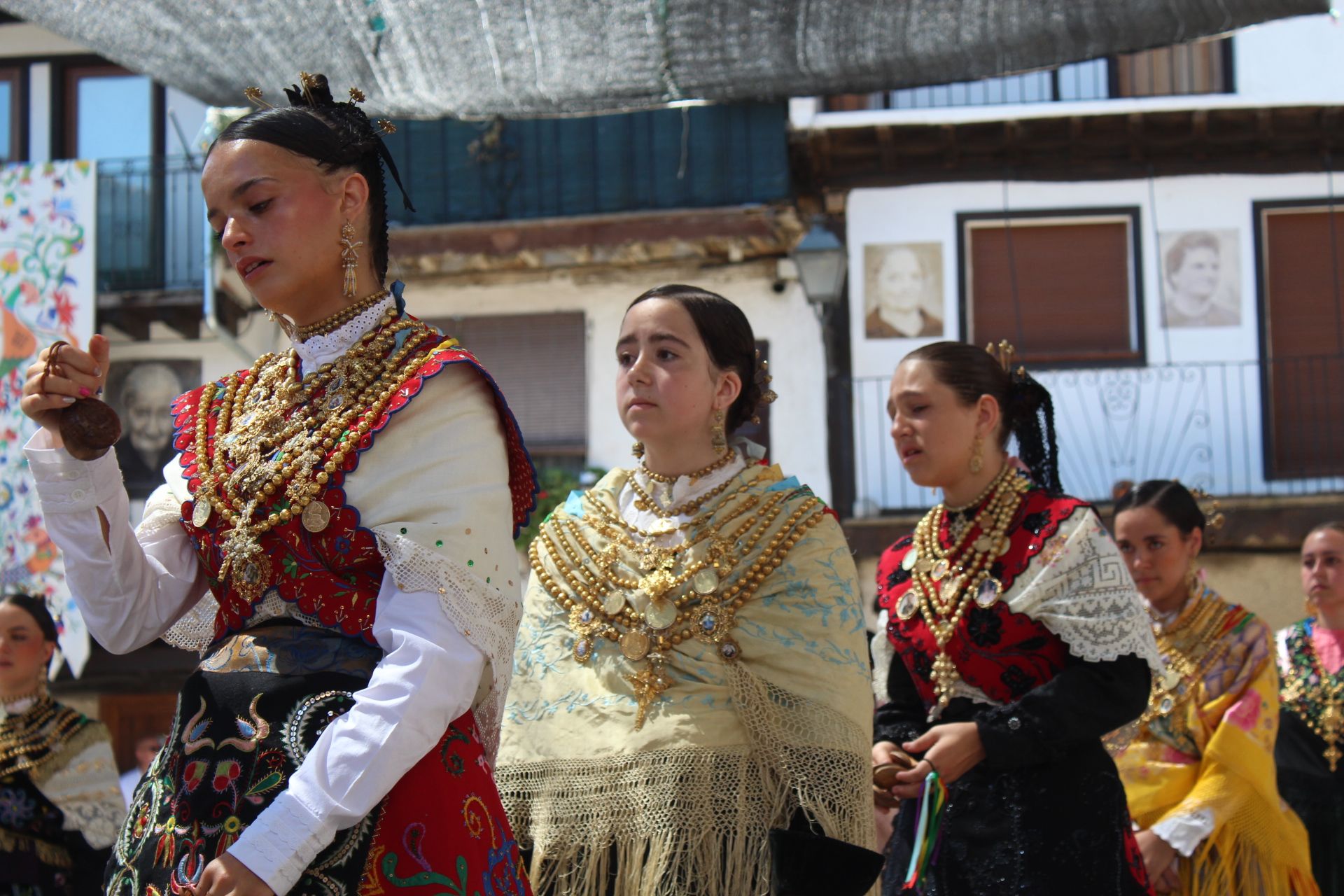 Procesión y ofertorio en Mogarraz