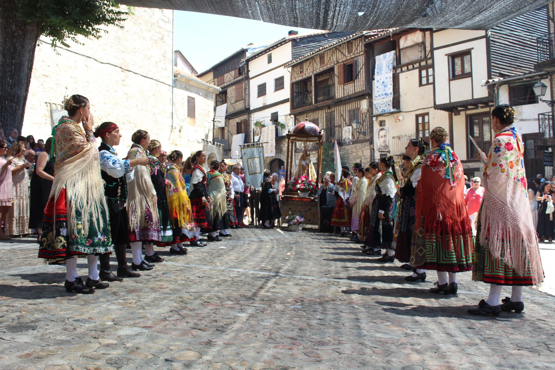 Procesión y ofertorio en Mogarraz