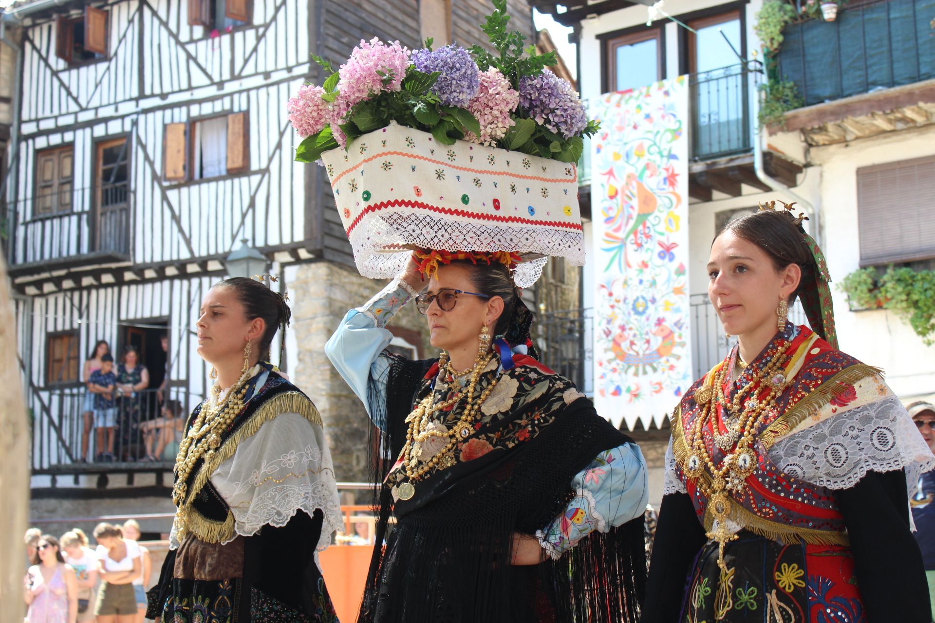 Procesión y ofertorio en Mogarraz