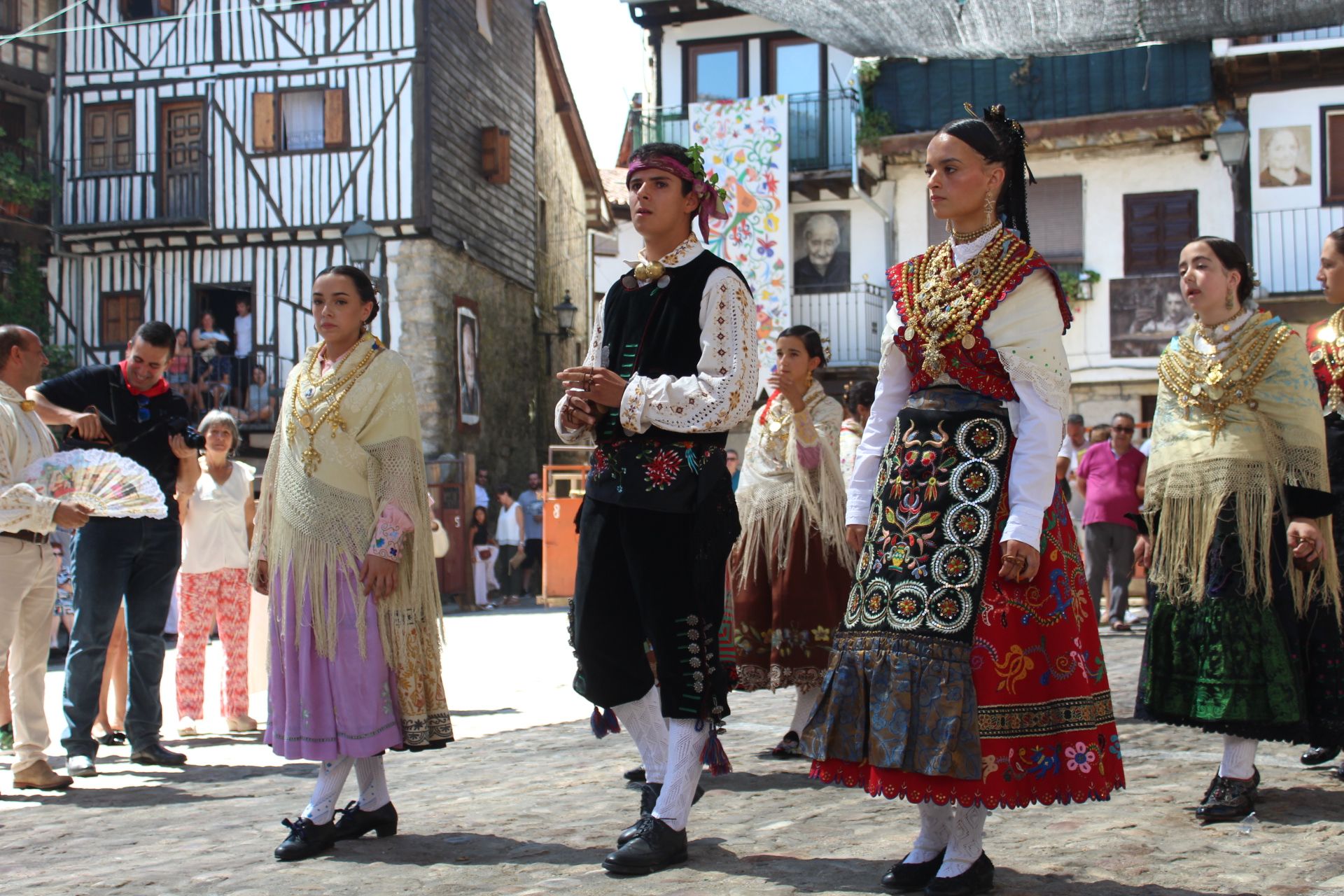 Procesión y ofertorio en Mogarraz