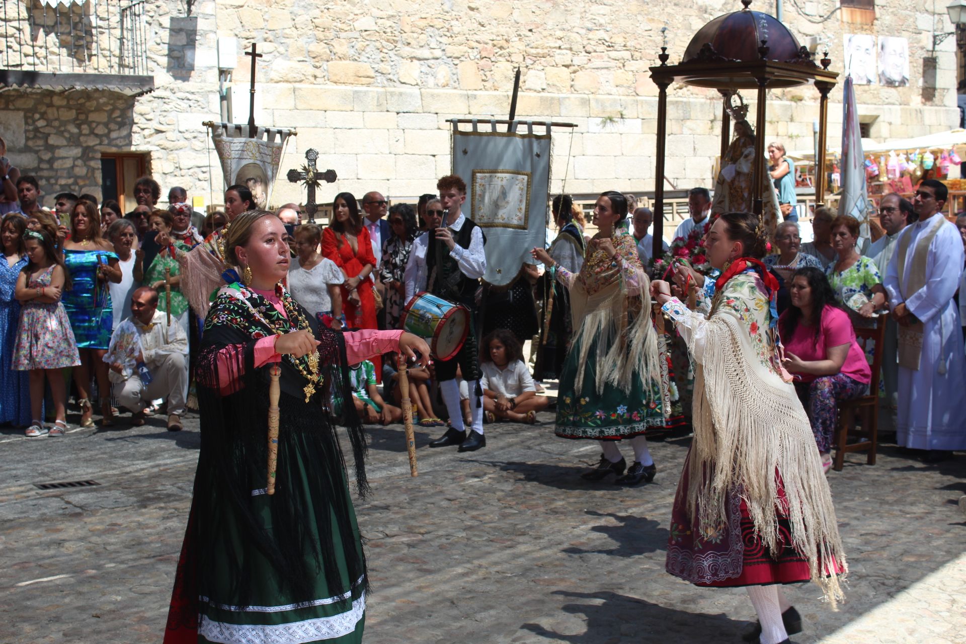 Procesión y ofertorio en Mogarraz