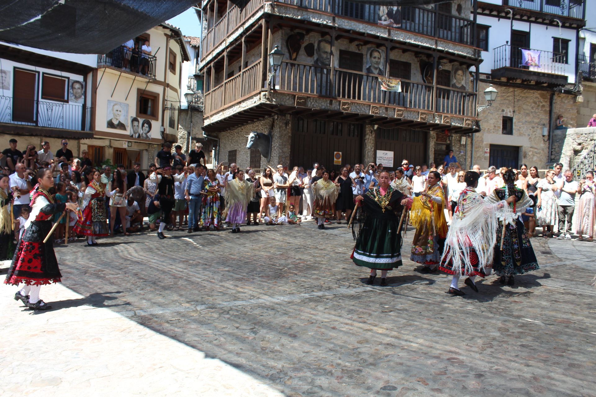 Procesión y ofertorio en Mogarraz