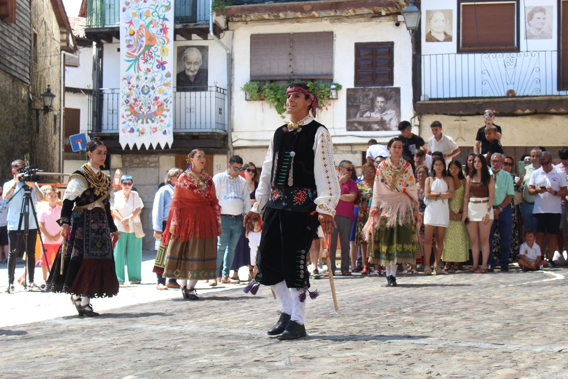 Procesión y ofertorio en Mogarraz