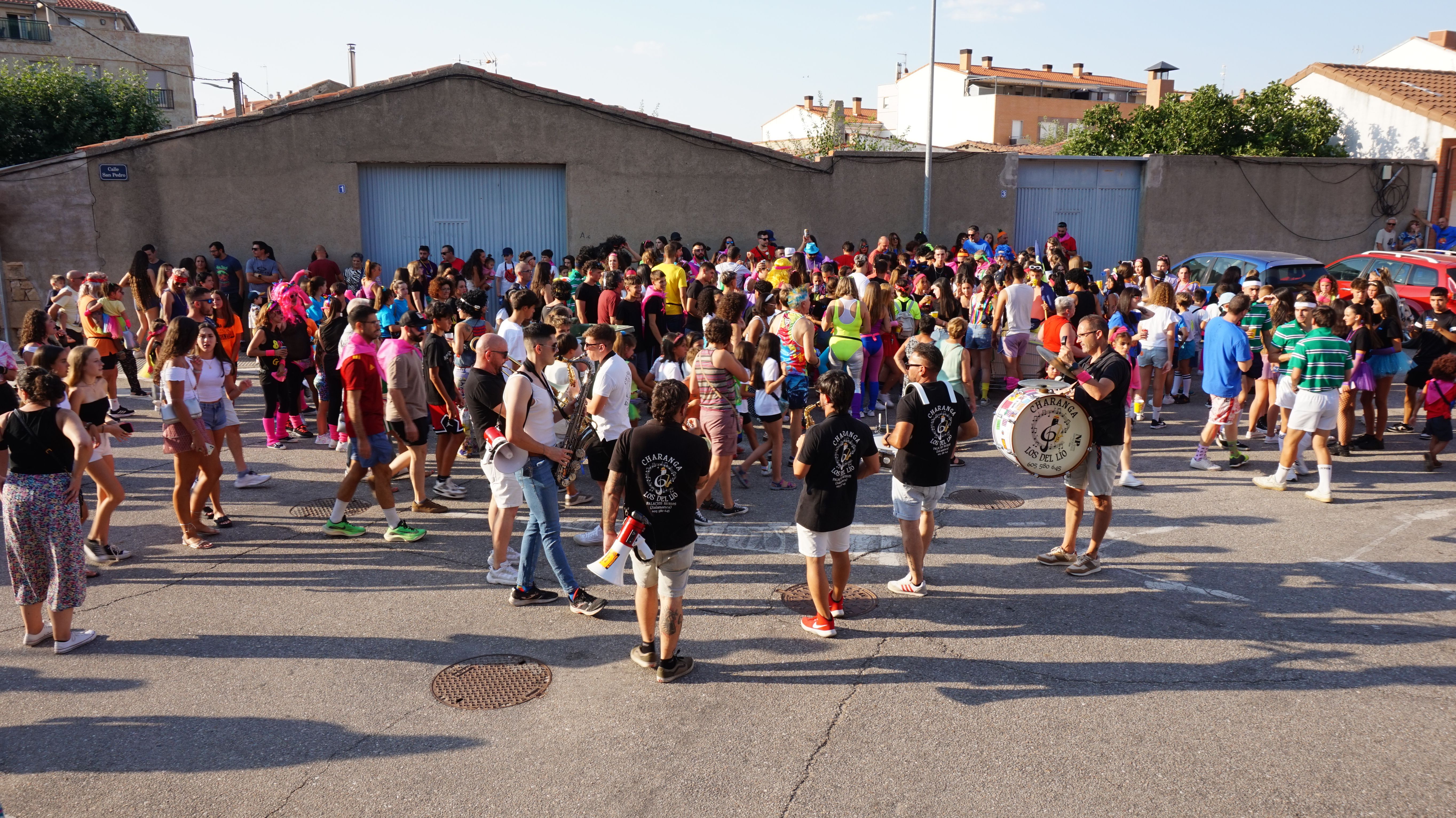 Desfile de peñas en Castellanos de Moriscos (16)