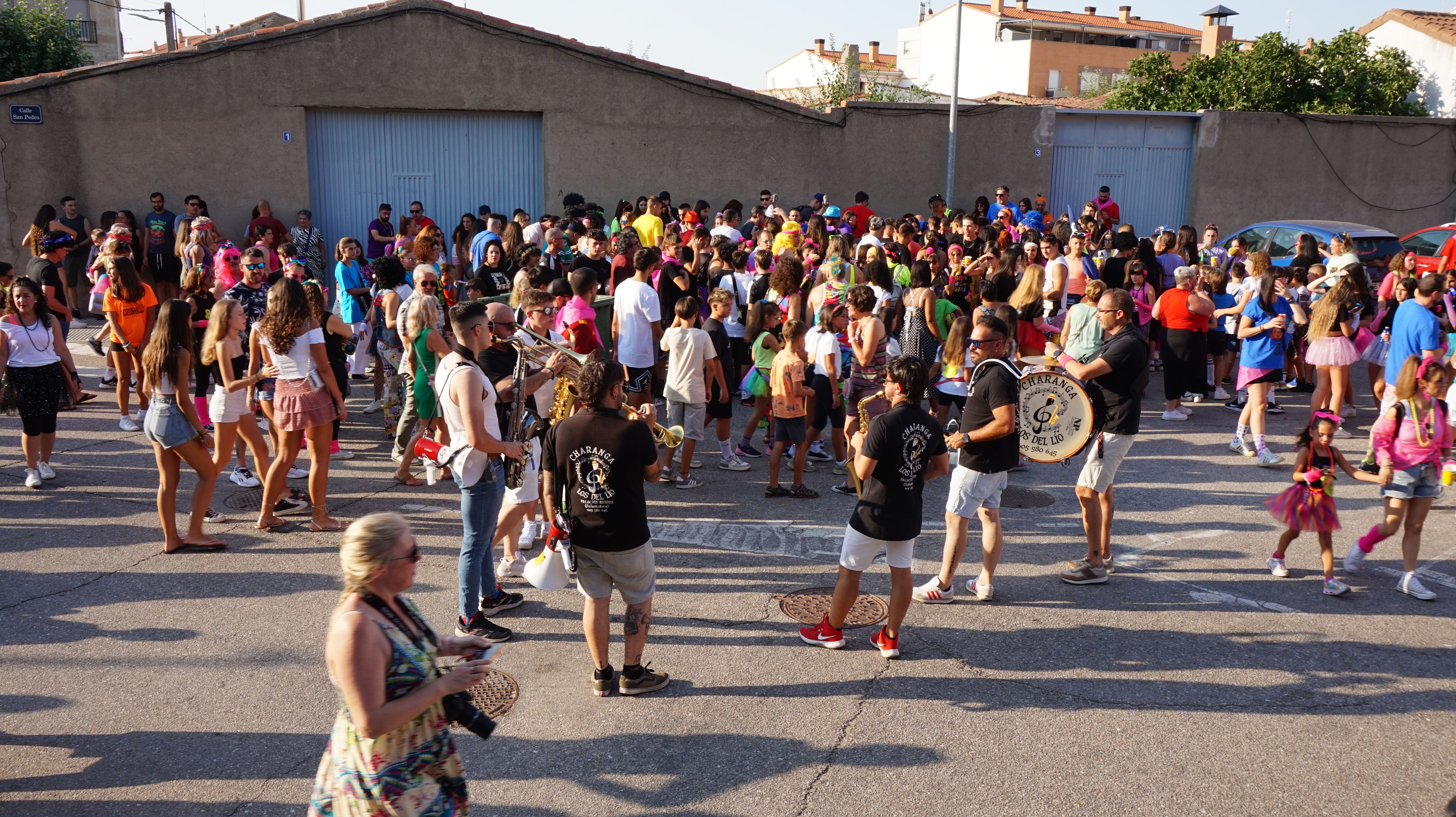 Desfile de peñas en Castellanos de Moriscos (17)