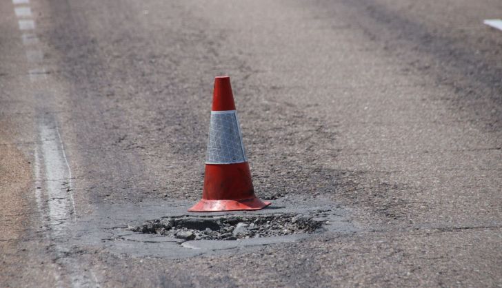 Mal estado de la carretera del Helmantico, la C519 paralela al prado Panaderos