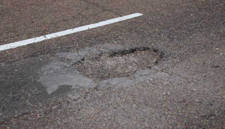 Mal estado de la carretera del Helmantico, la C519 paralela al prado Panaderos