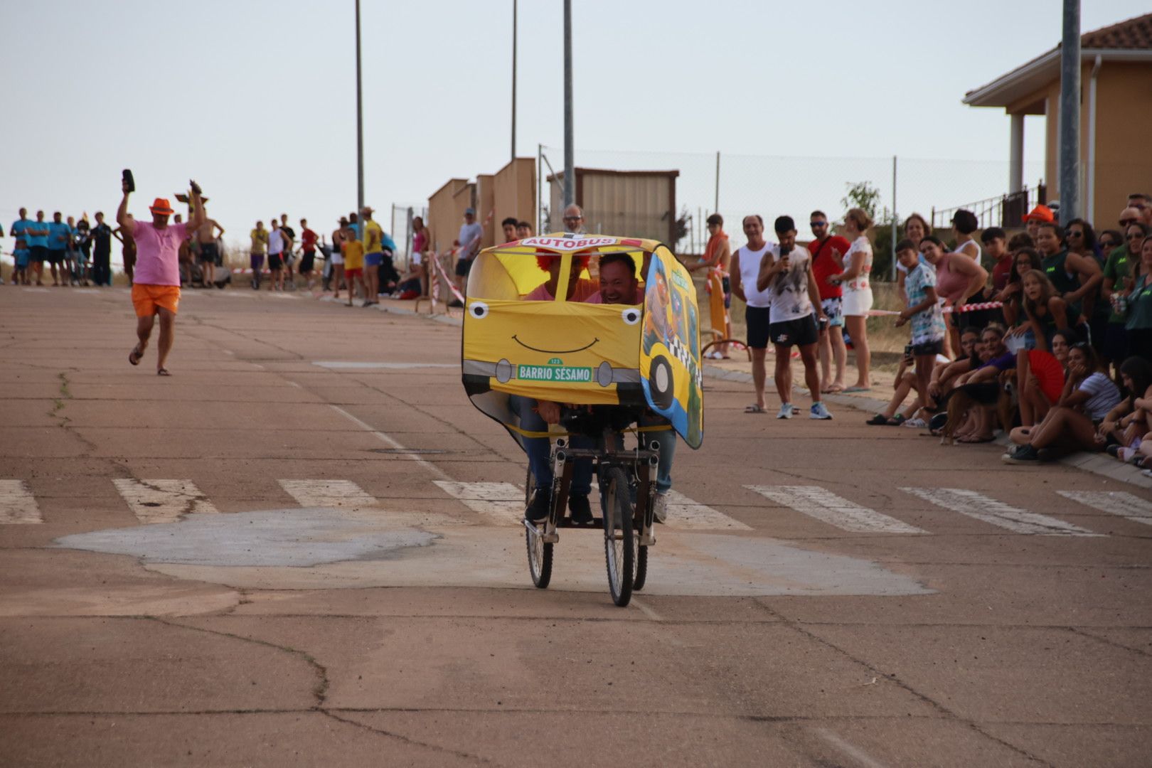 Carrera autos locos en Doñinos de Salamanca. Fotos Andrea M. 