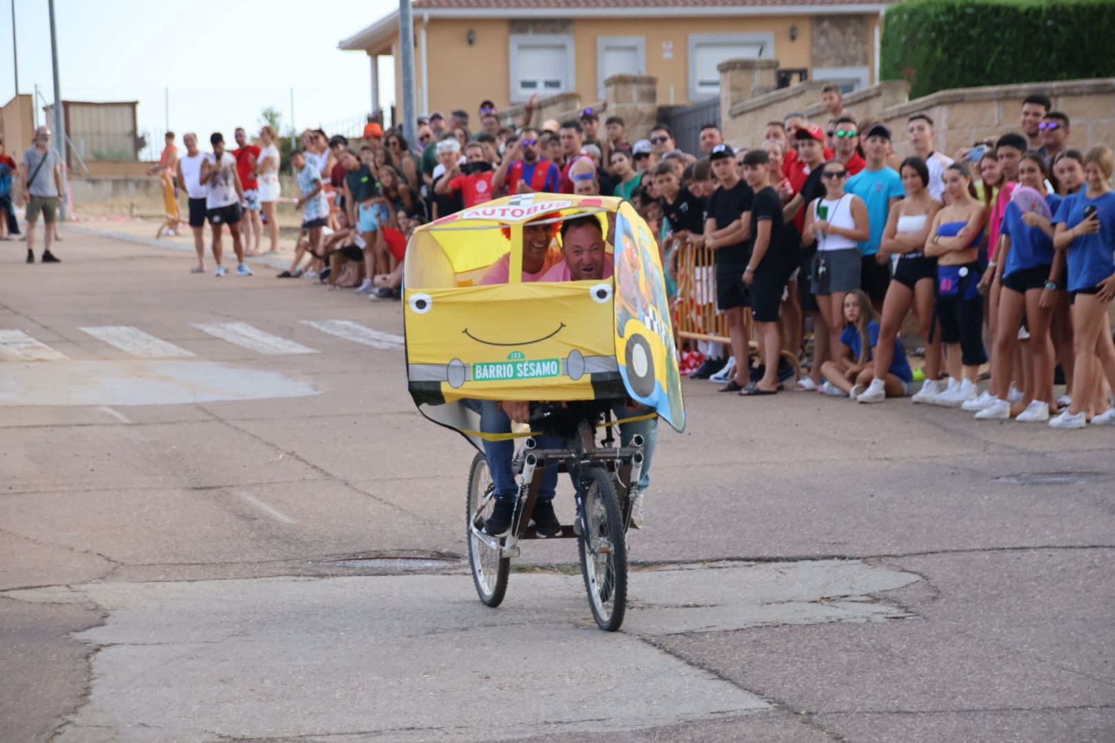 Carrera autos locos en Doñinos de Salamanca. Fotos Andrea M. 