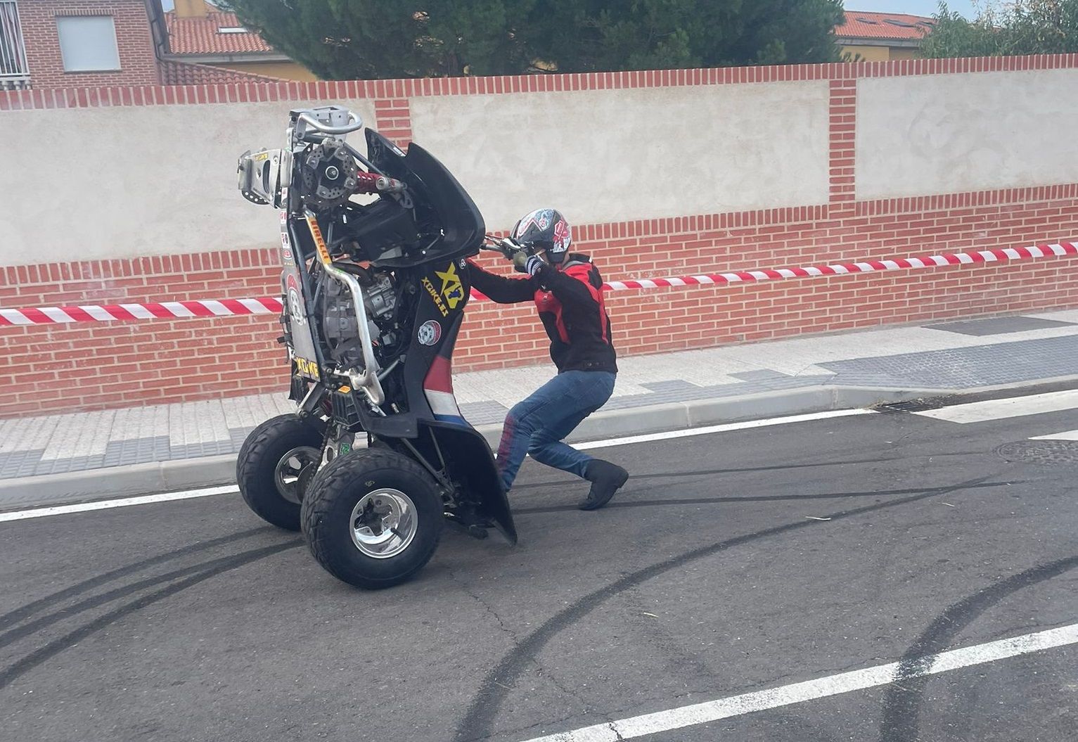 VÍDEO | Exitosa exhibición de ‘Stunt Motos Ducai’ con el piloto Emilio Zamora en Castellanos de Moriscos