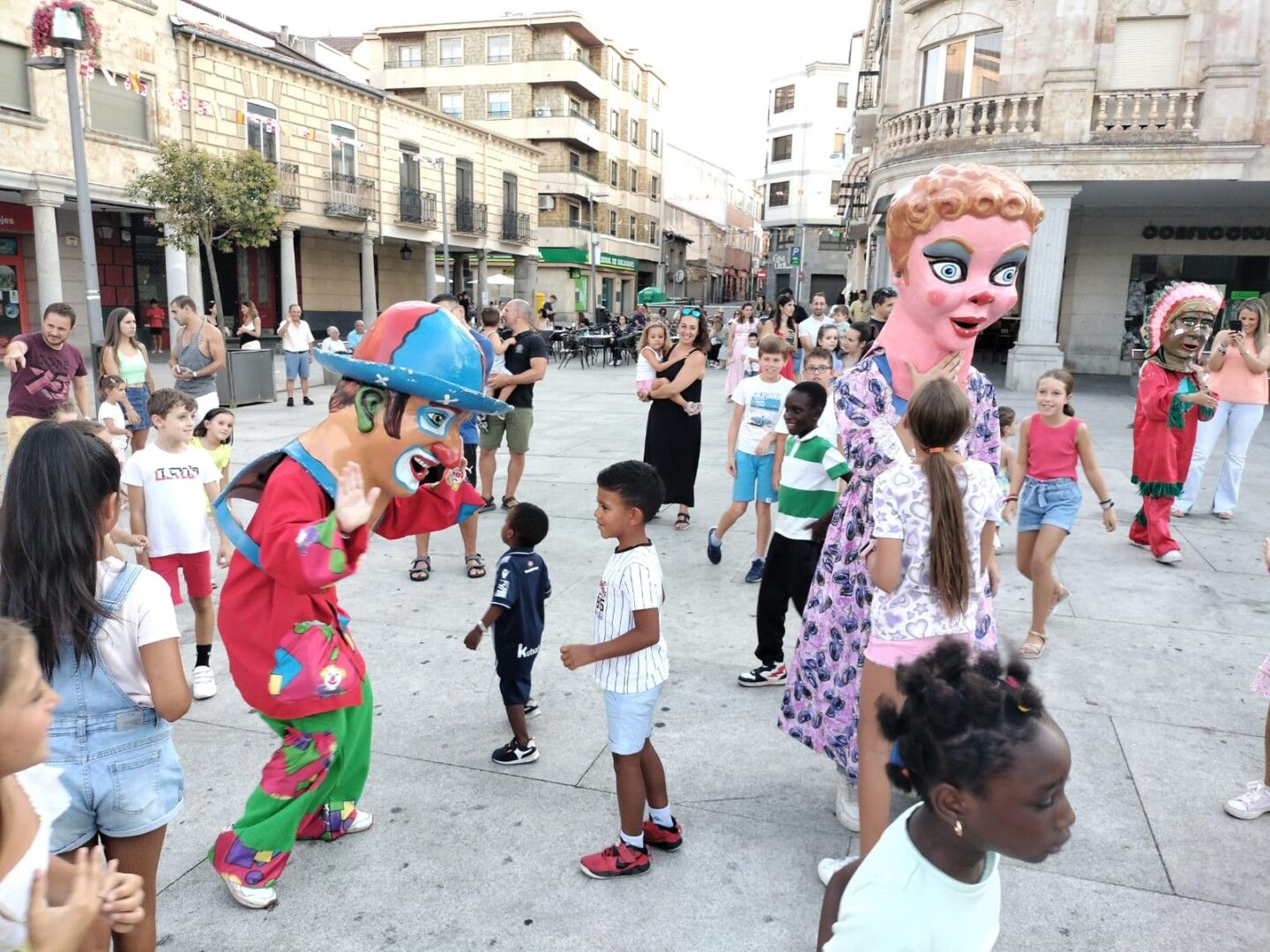 GALERÍA | GALERÍA | Cabezudos, juegos tradicionales y mucha música las ‘Noches de la Pradera’ en Guijuelo. Fotos Ayuntamiento de Guijuelo