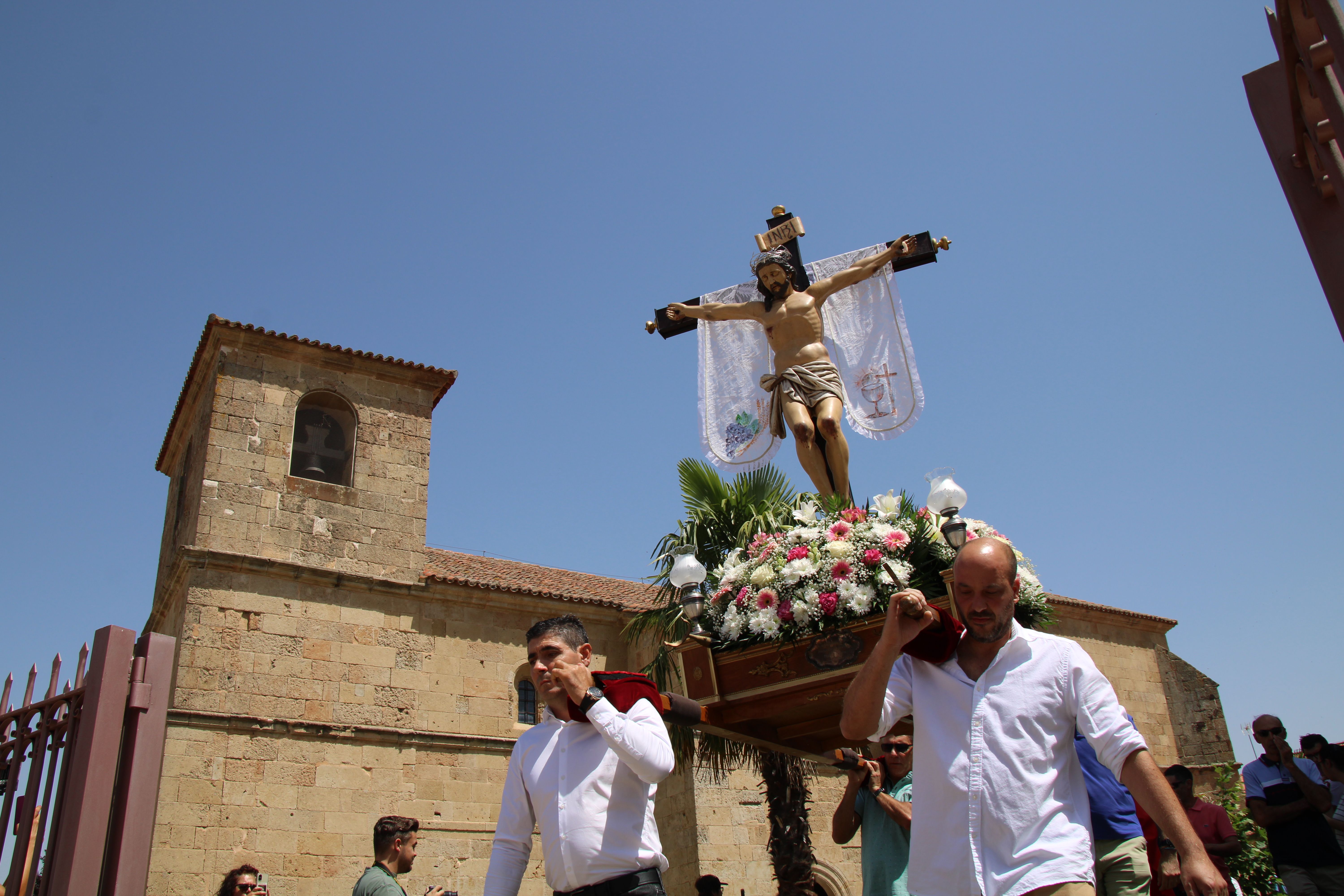 Procesión en horno al Cristo de las Batallas en Castellanos de Moriscos y vino de honor (3)