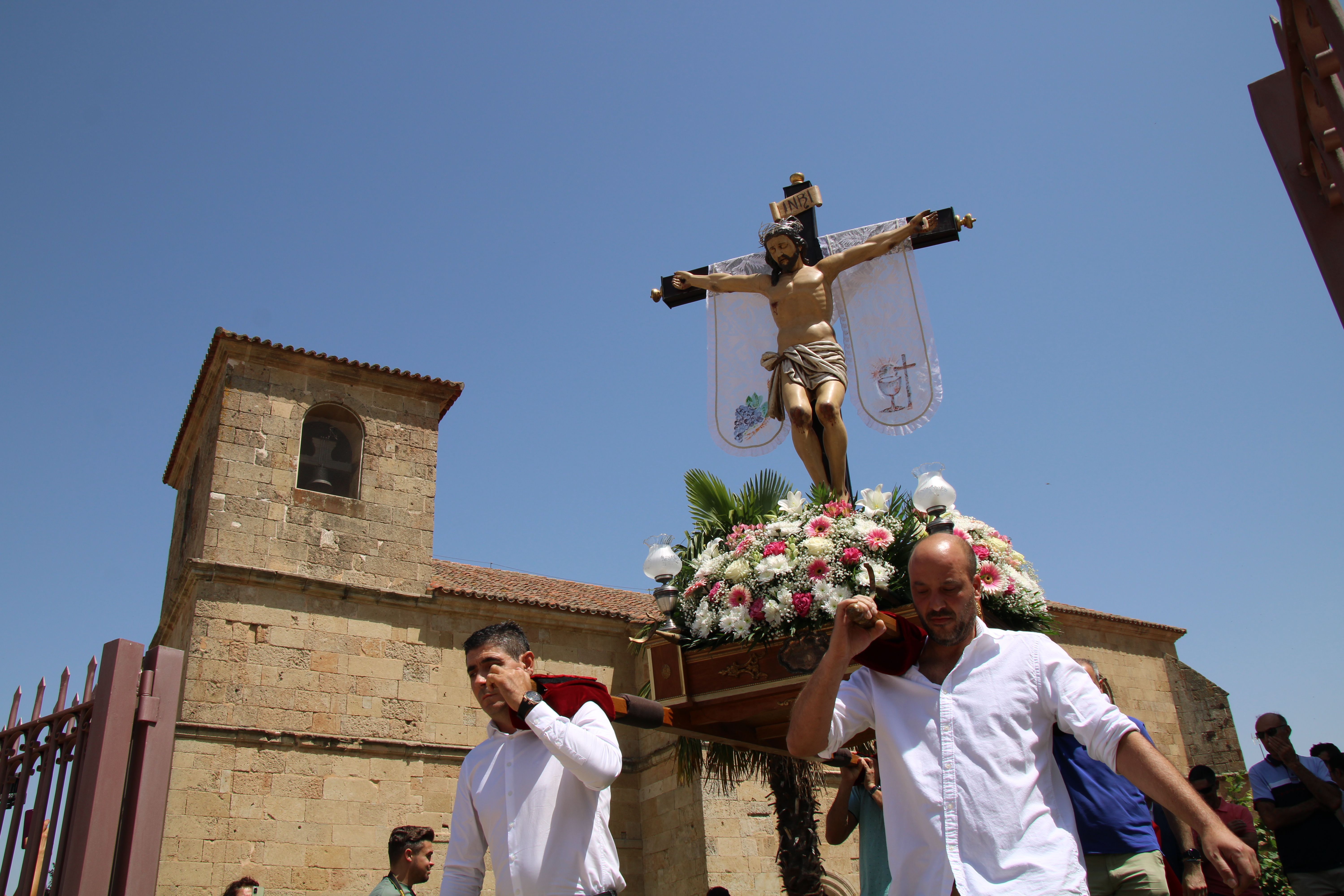 Procesión en horno al Cristo de las Batallas en Castellanos de Moriscos y vino de honor (4)