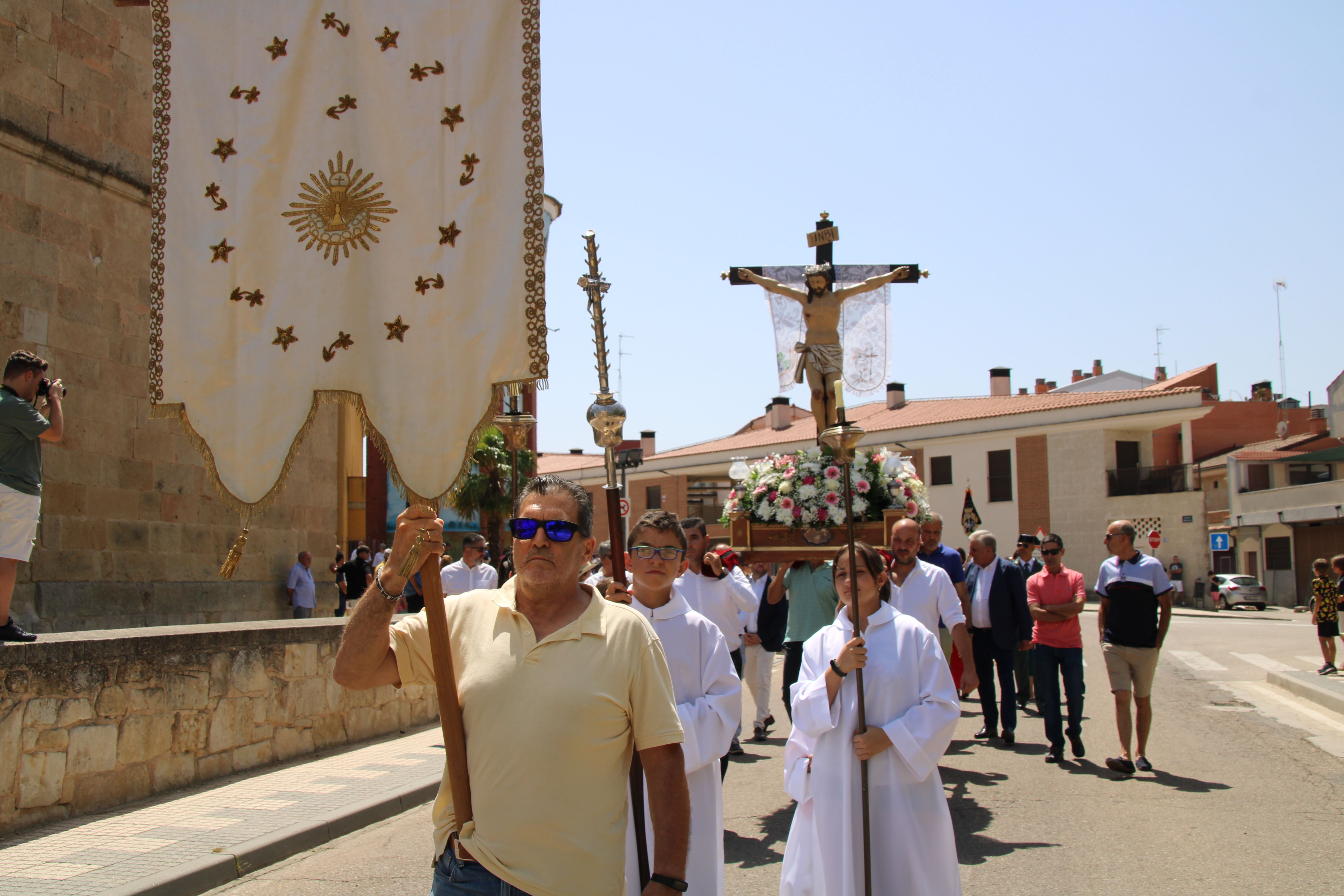 Procesión en horno al Cristo de las Batallas en Castellanos de Moriscos y vino de honor (9)