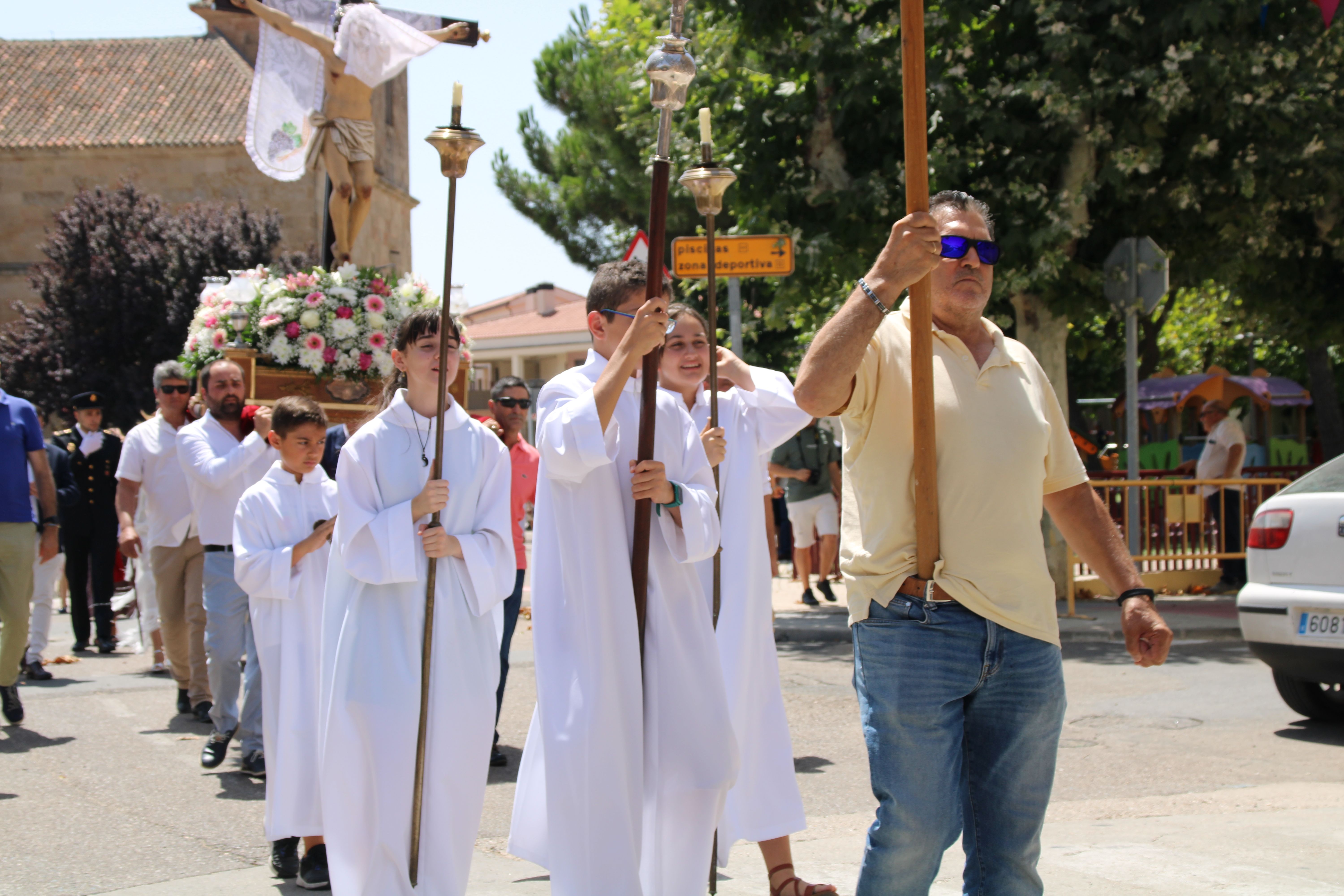 Procesión en horno al Cristo de las Batallas en Castellanos de Moriscos y vino de honor (11)