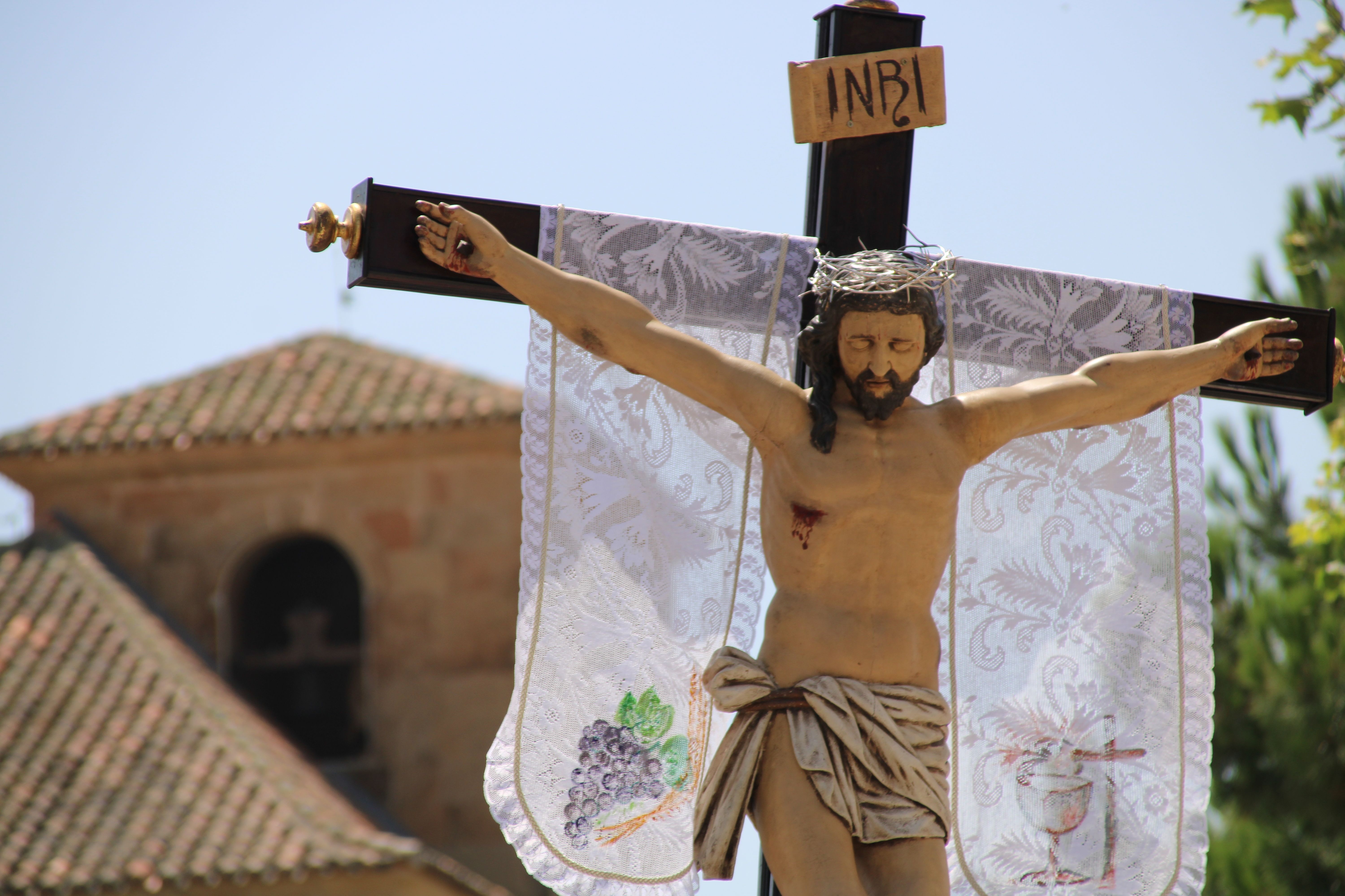 Procesión en horno al Cristo de las Batallas en Castellanos de Moriscos y vino de honor (12)