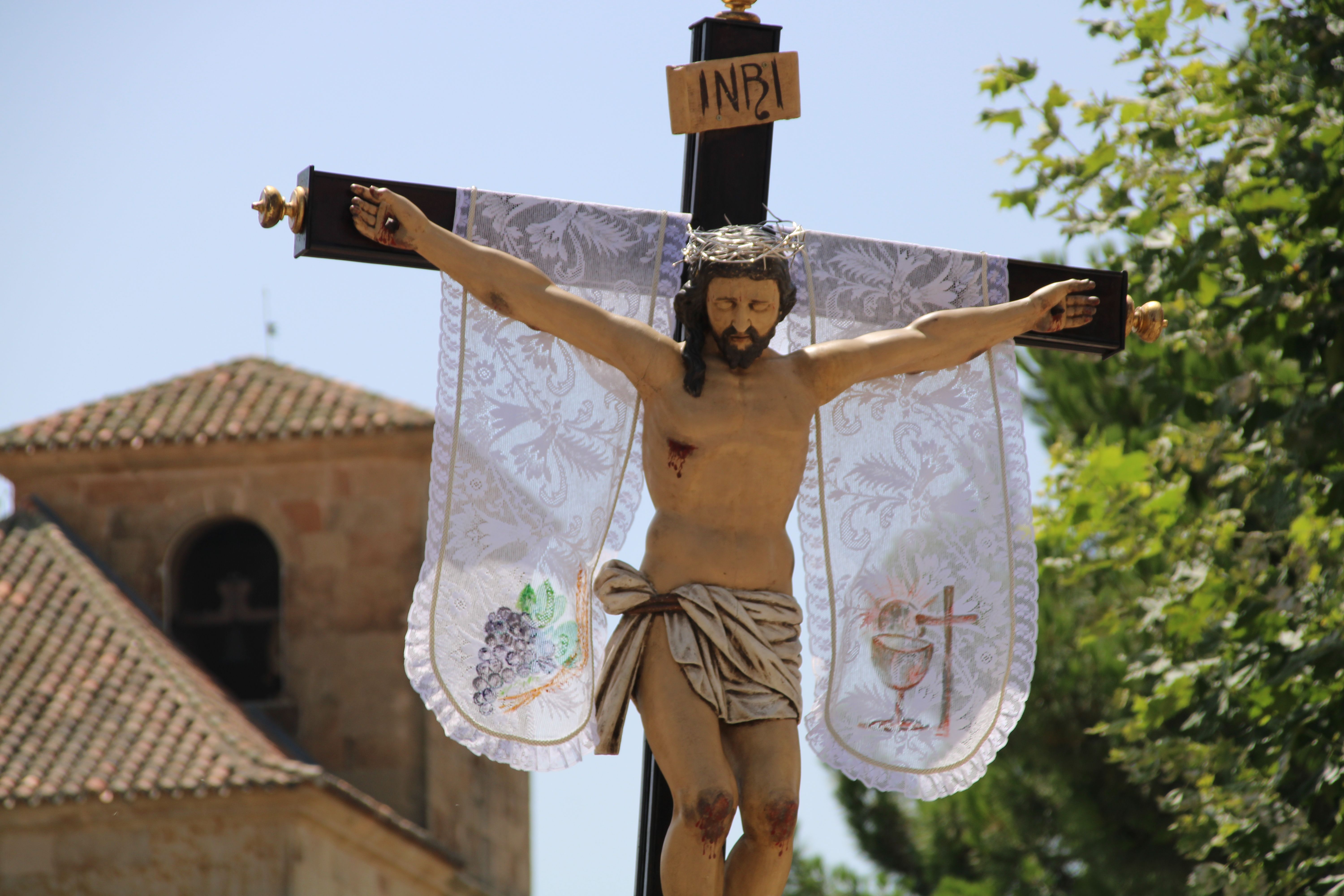 Procesión en horno al Cristo de las Batallas en Castellanos de Moriscos y vino de honor (13)