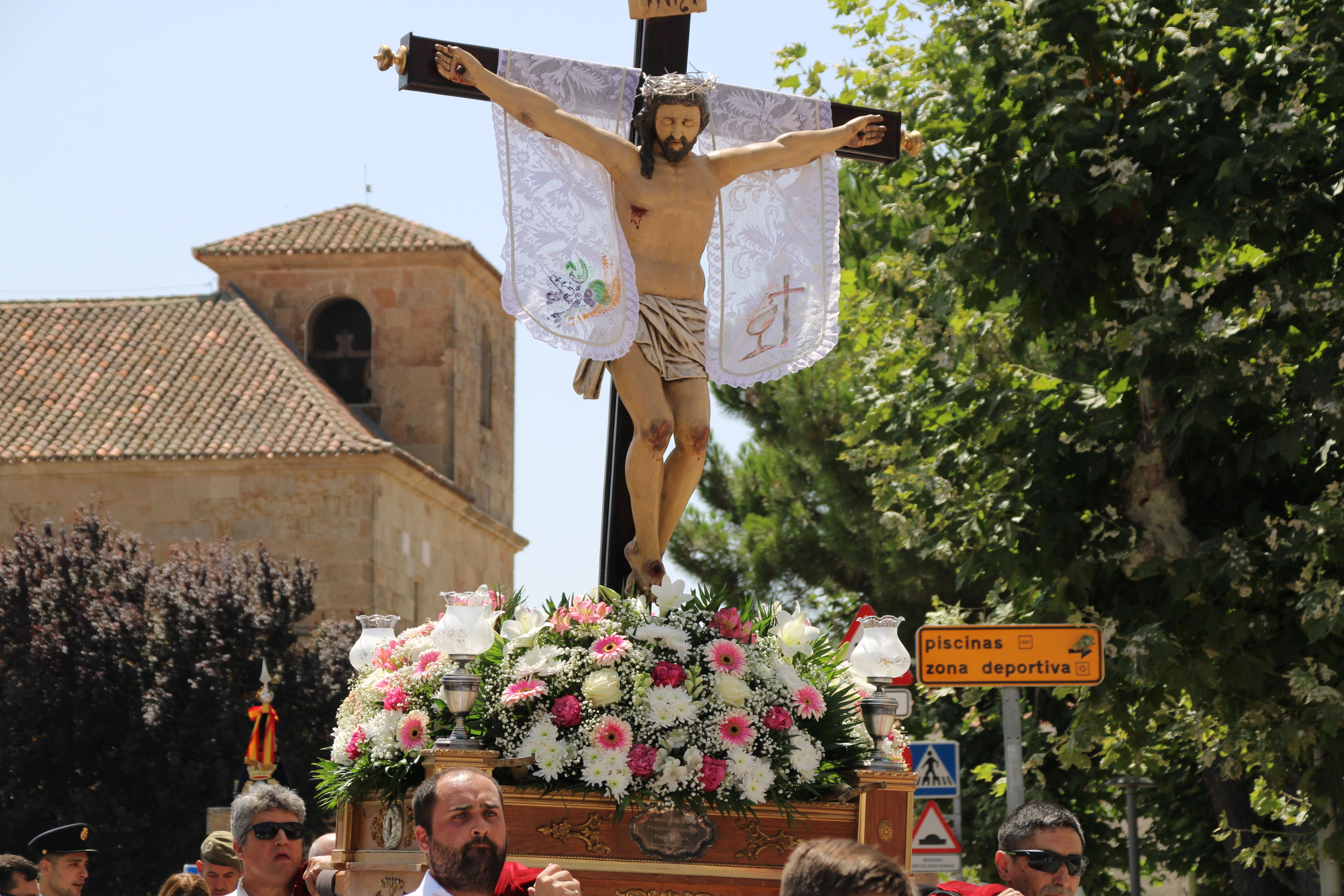 Procesión en horno al Cristo de las Batallas en Castellanos de Moriscos y vino de honor (14)