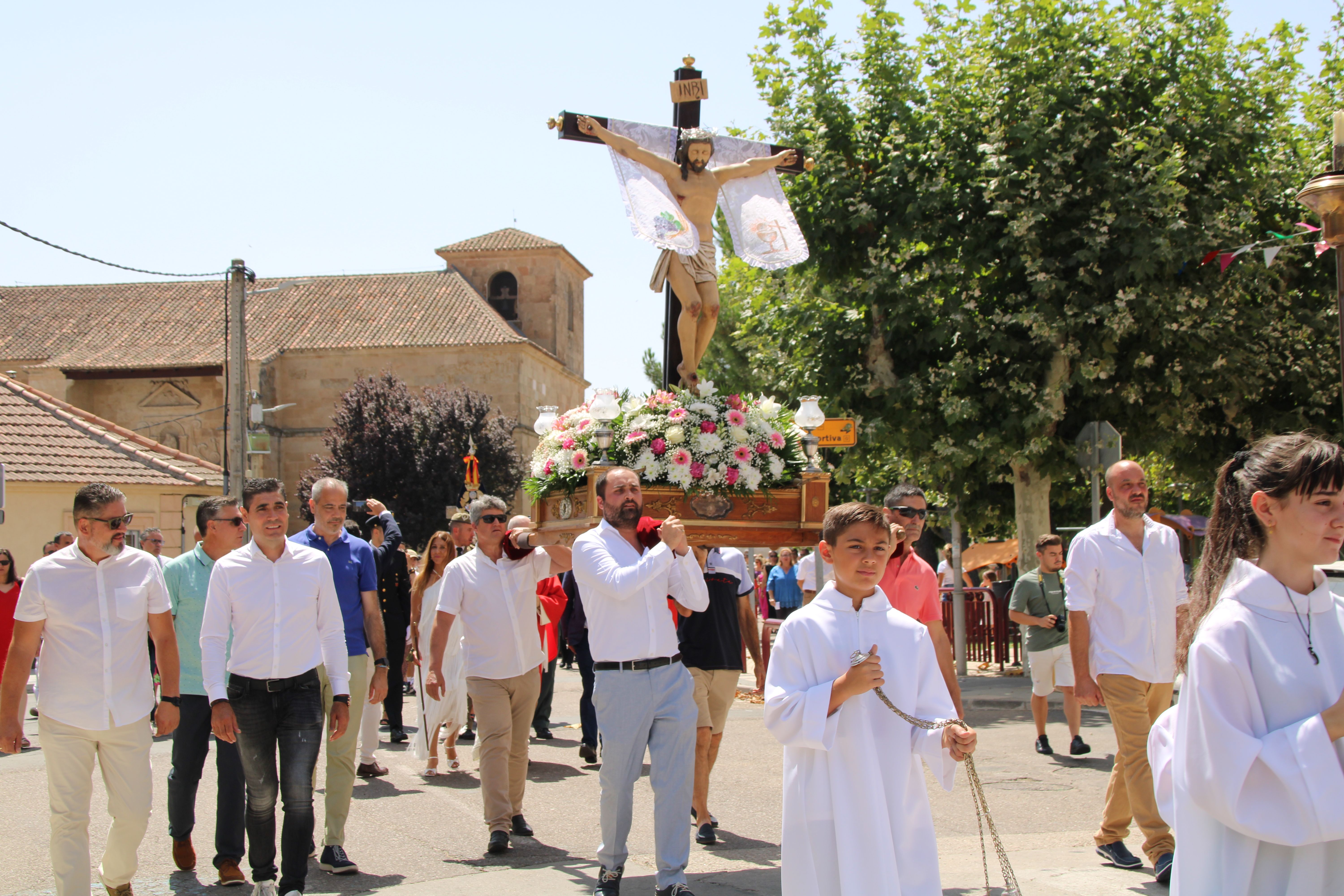 Procesión en horno al Cristo de las Batallas en Castellanos de Moriscos y vino de honor (15)