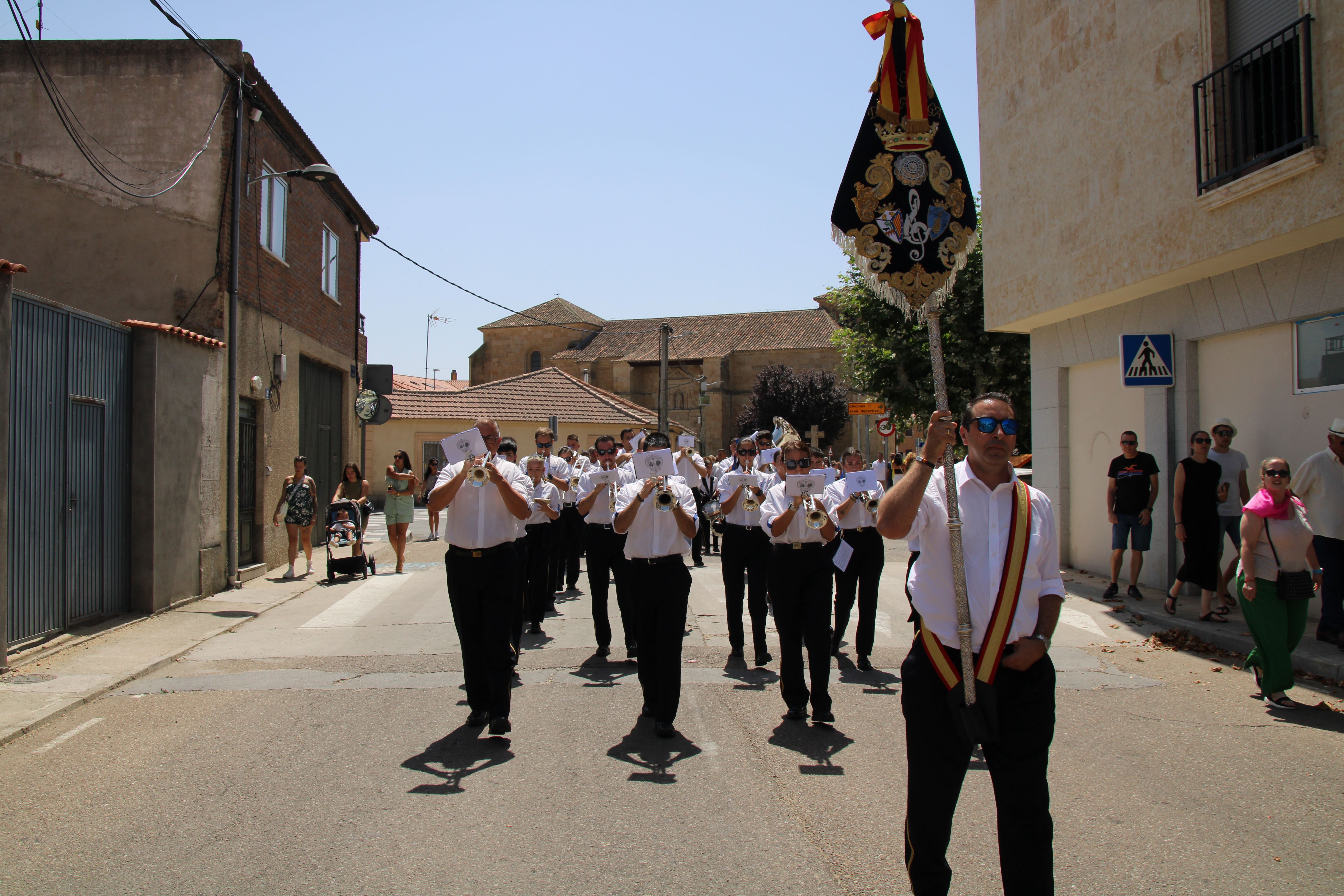 Procesión en horno al Cristo de las Batallas en Castellanos de Moriscos y vino de honor (28)