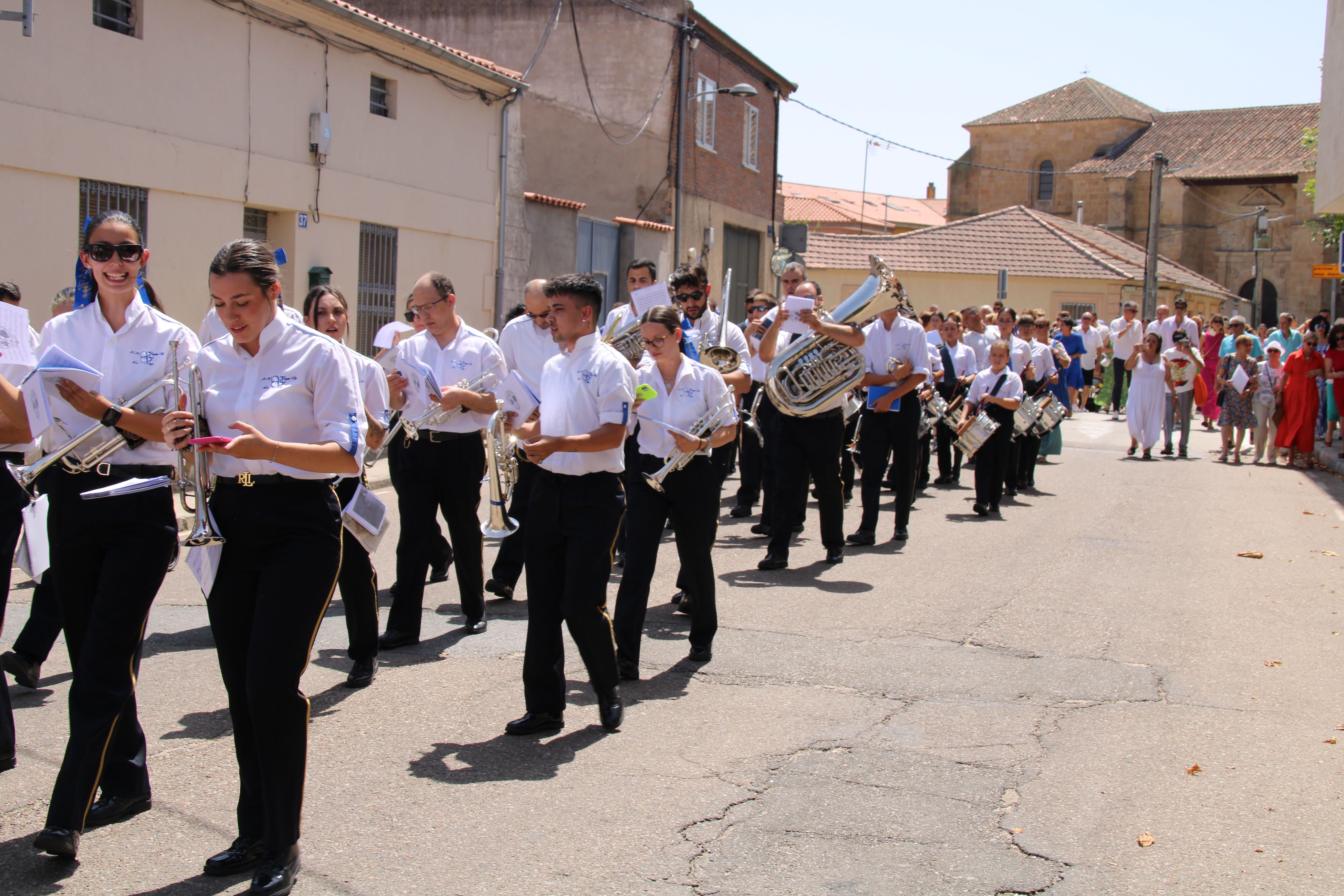 Procesión en horno al Cristo de las Batallas en Castellanos de Moriscos y vino de honor (29)