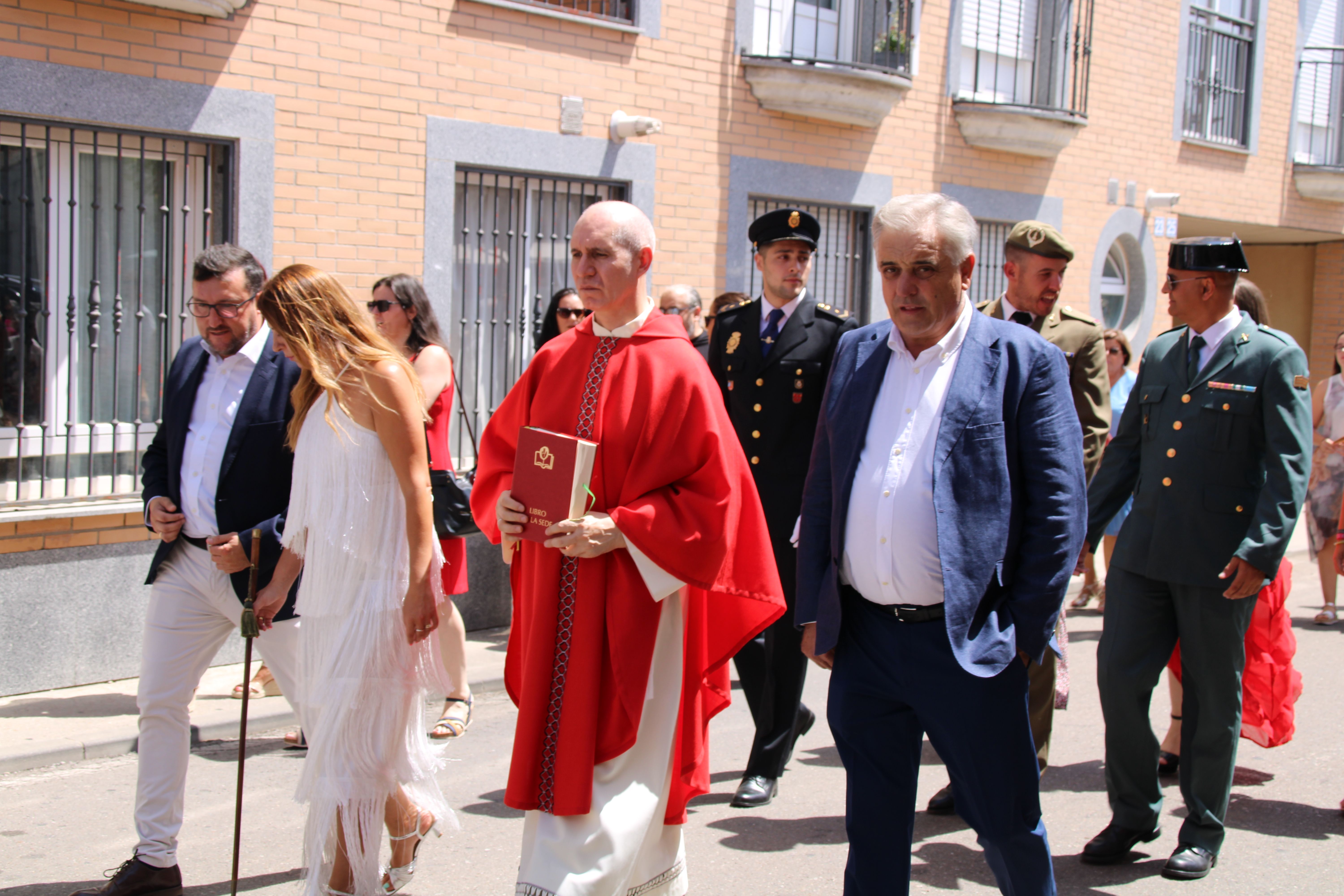 Procesión en horno al Cristo de las Batallas en Castellanos de Moriscos y vino de honor (32)