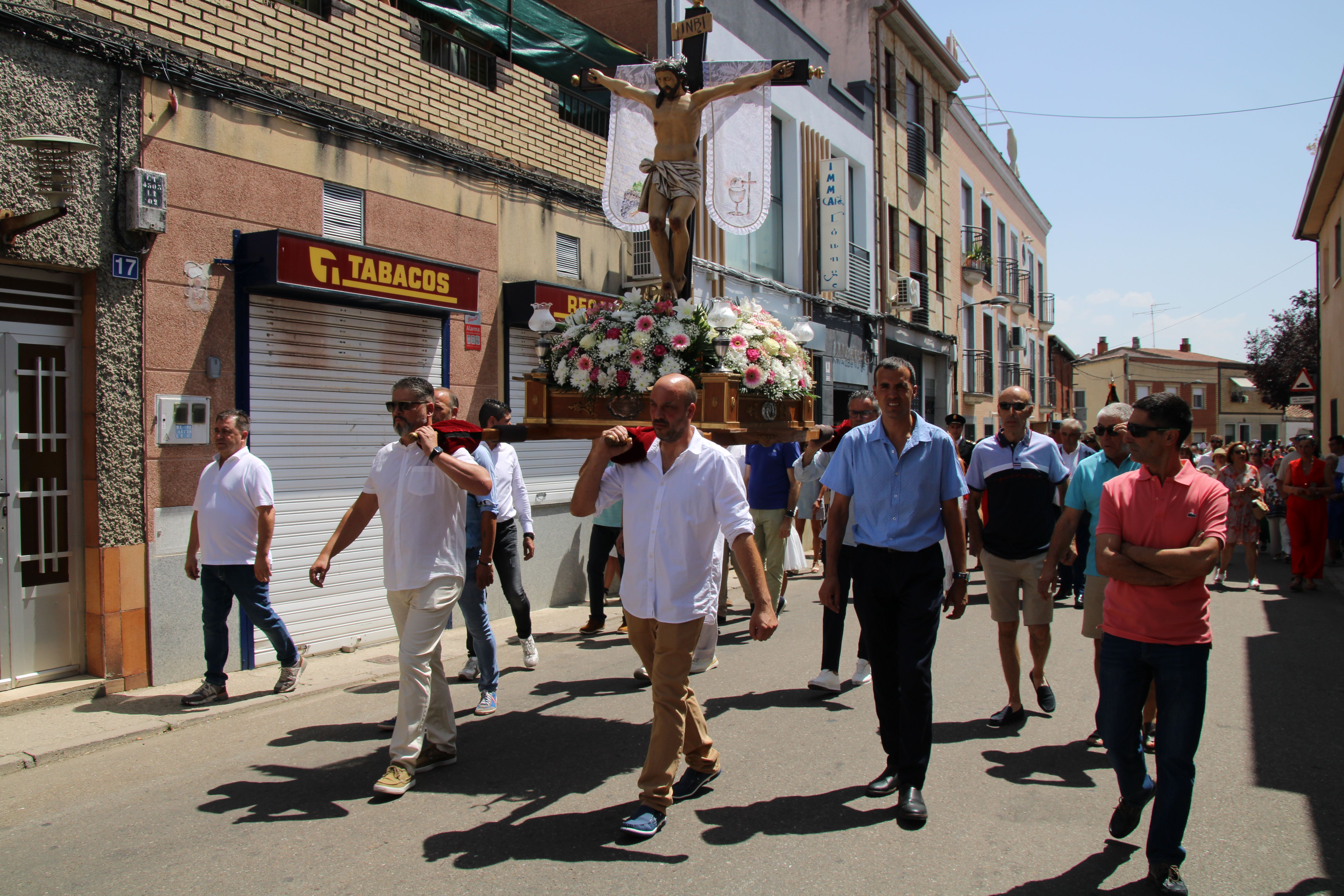 Procesión en horno al Cristo de las Batallas en Castellanos de Moriscos y vino de honor (36)