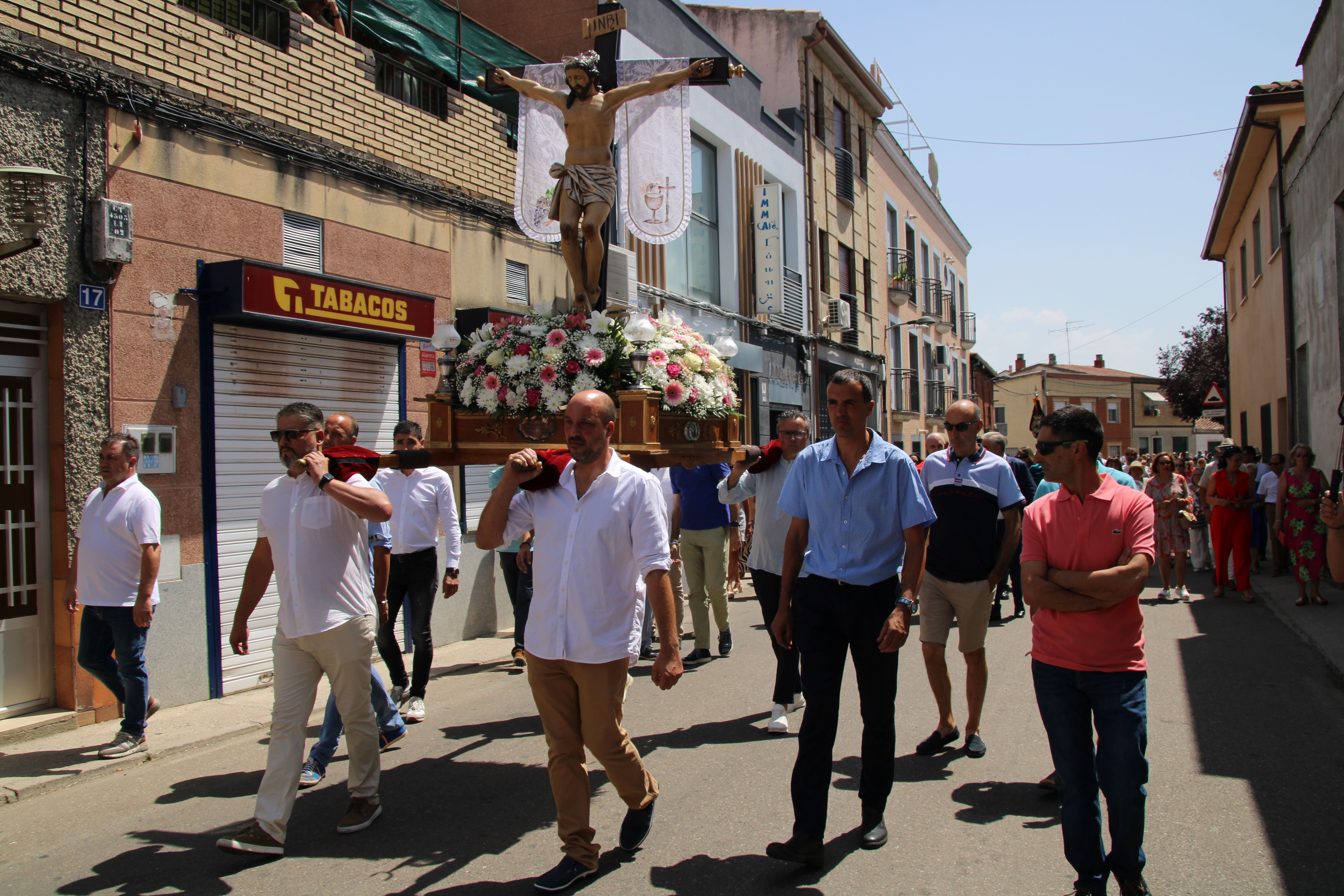 Procesión en horno al Cristo de las Batallas en Castellanos de Moriscos y vino de honor (37)