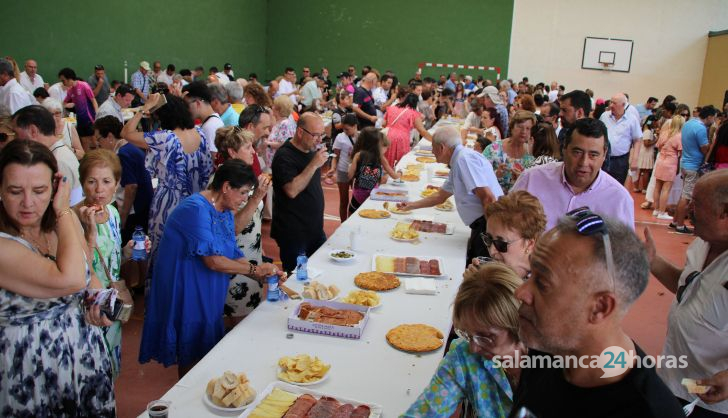 Procesión en horno al Cristo de las Batallas en Castellanos de Moriscos y vino de honor (138)